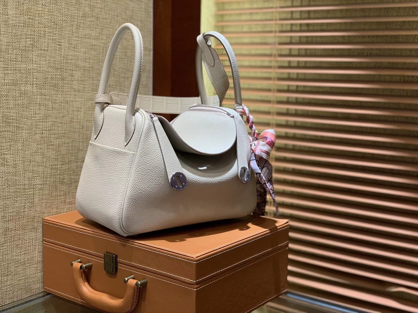 Hermès（爱马仕）Lindy 26cm 奶昔白 鳄鱼皮拼togo牛皮 顶级手工缝制 银扣