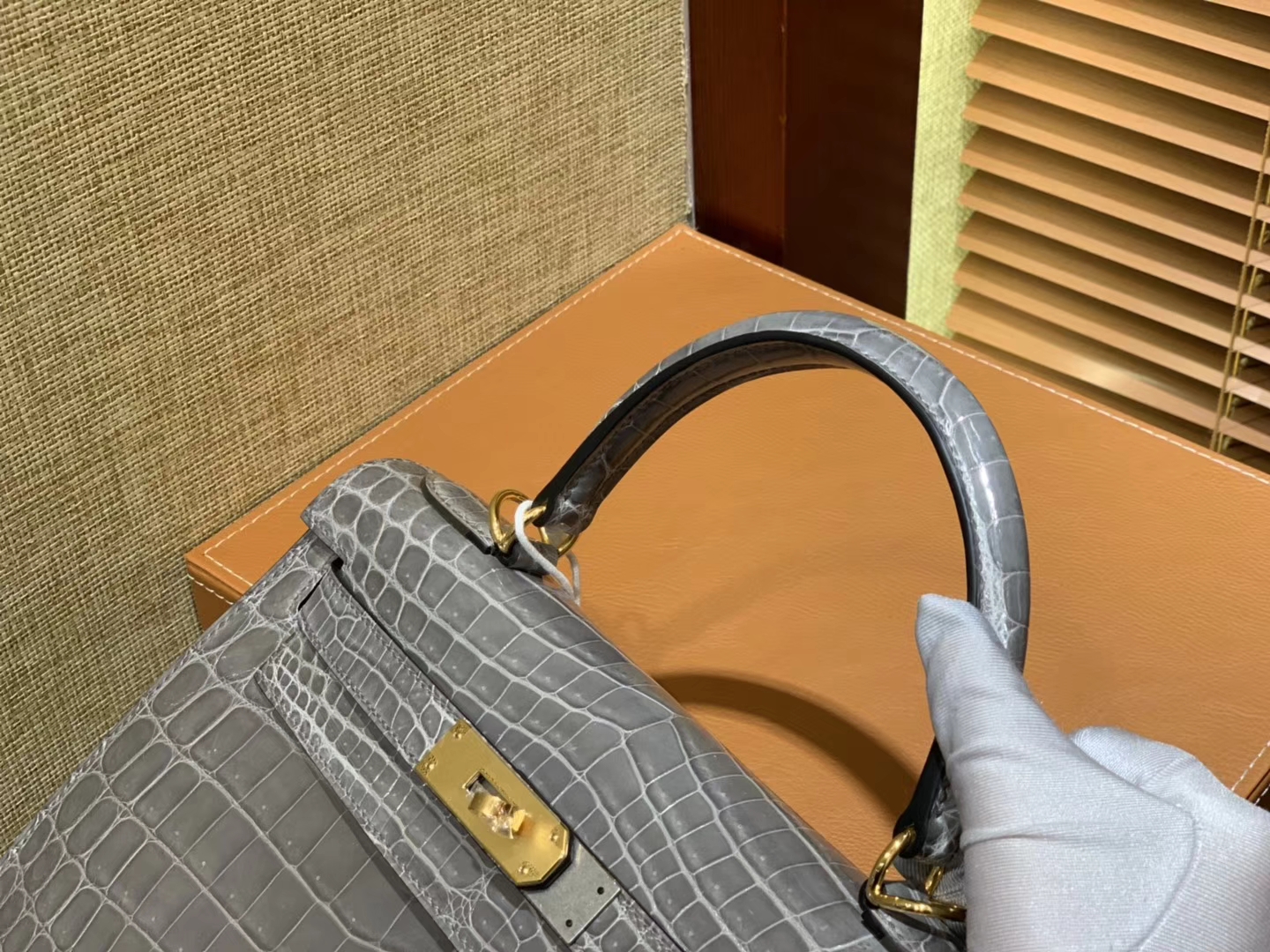 Hermès（爱马仕）Kelly 28cm 斑鸠灰 一级尼罗鳄鱼皮 顶级手缝工艺 金扣