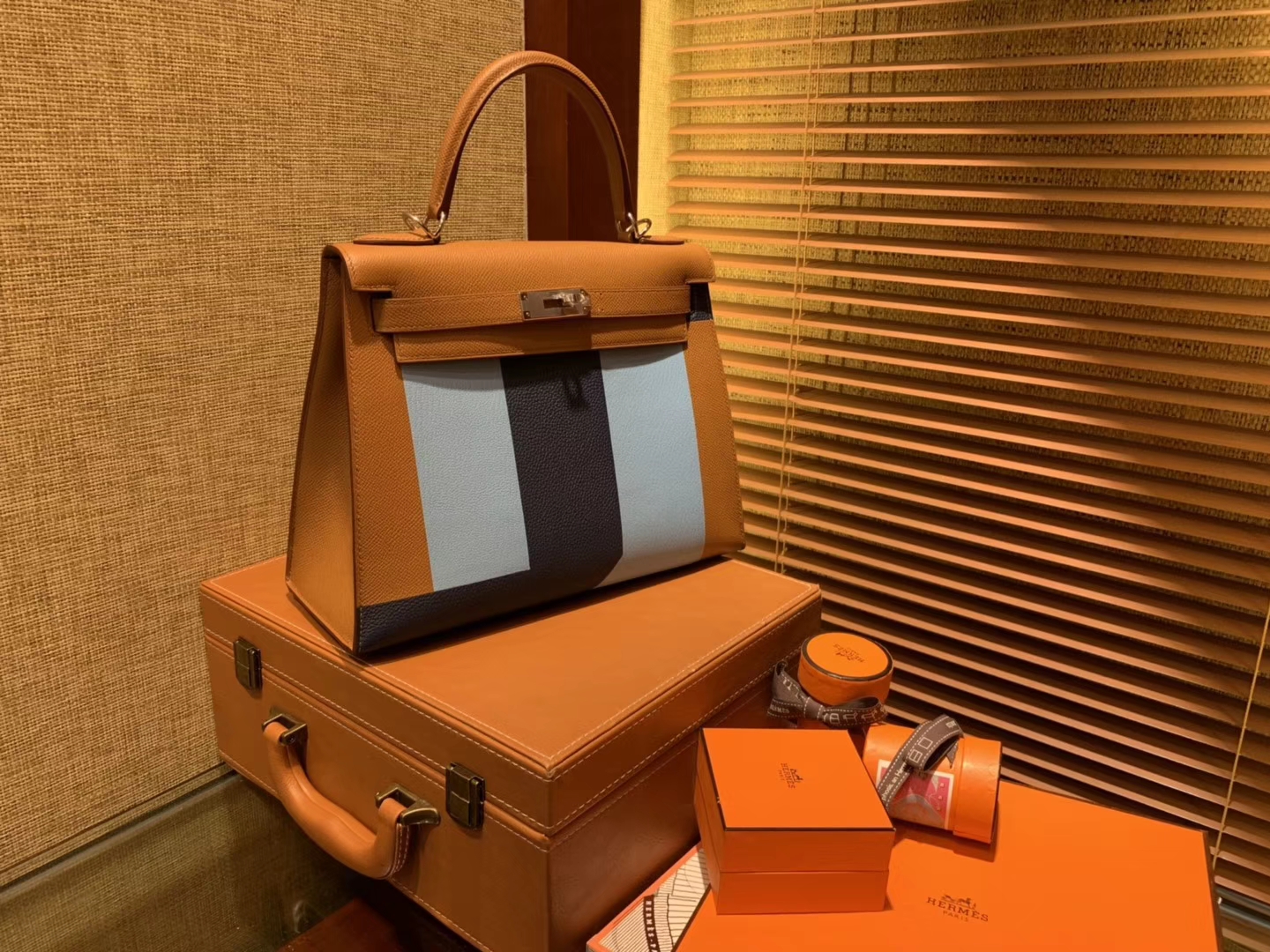 Hermès（爱马仕）Kelly凯莉包 掌纹小牛皮 字母包 金棕色+浅蓝色+啡色 进口原料 原版蜜蜡线 28cm