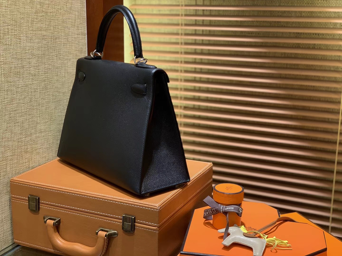 Hermès（爱马仕）Kelly凯莉包 掌纹小牛皮 经典黑 进口原料 原版蜜蜡线 顶级工艺 银扣 28cm