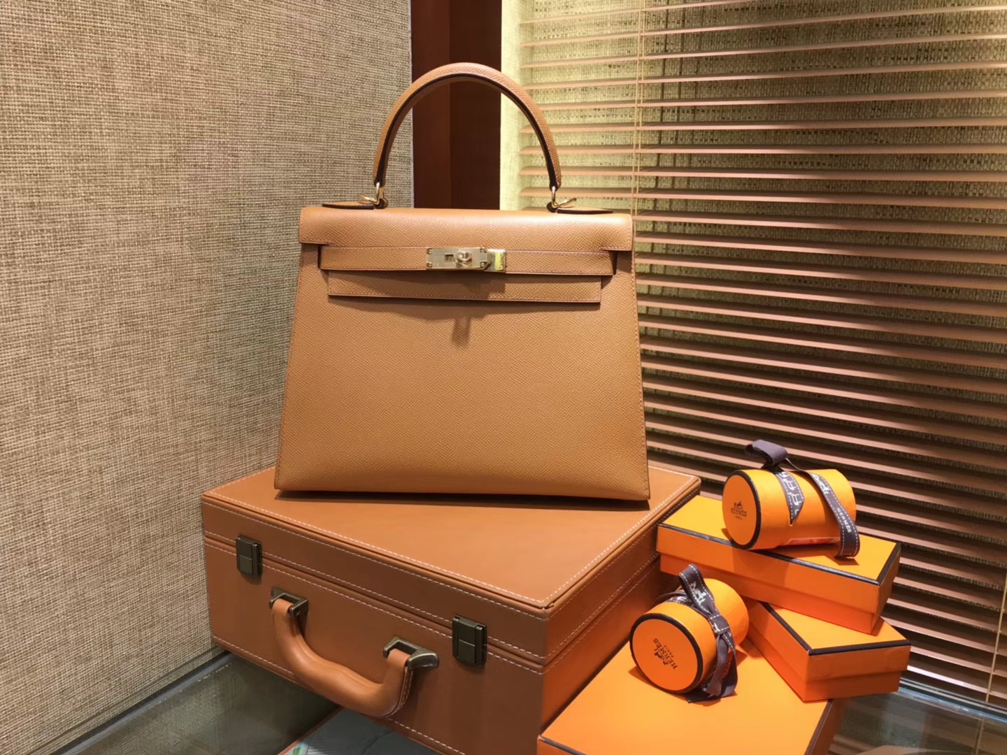 Hermès（爱马仕）Kelly凯莉包 掌纹小牛皮 太妃金 进口原料 原版蜜蜡线 顶级工艺 金扣 25cm