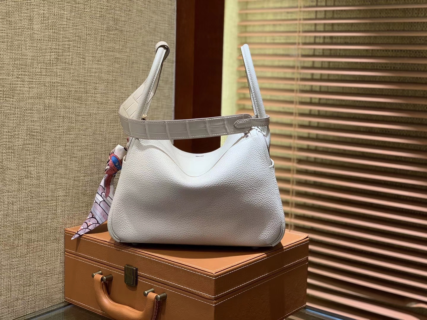 Hermès（爱马仕）Lindy 26cm 奶昔白 鳄鱼皮拼togo牛皮 顶级手工缝制 银扣