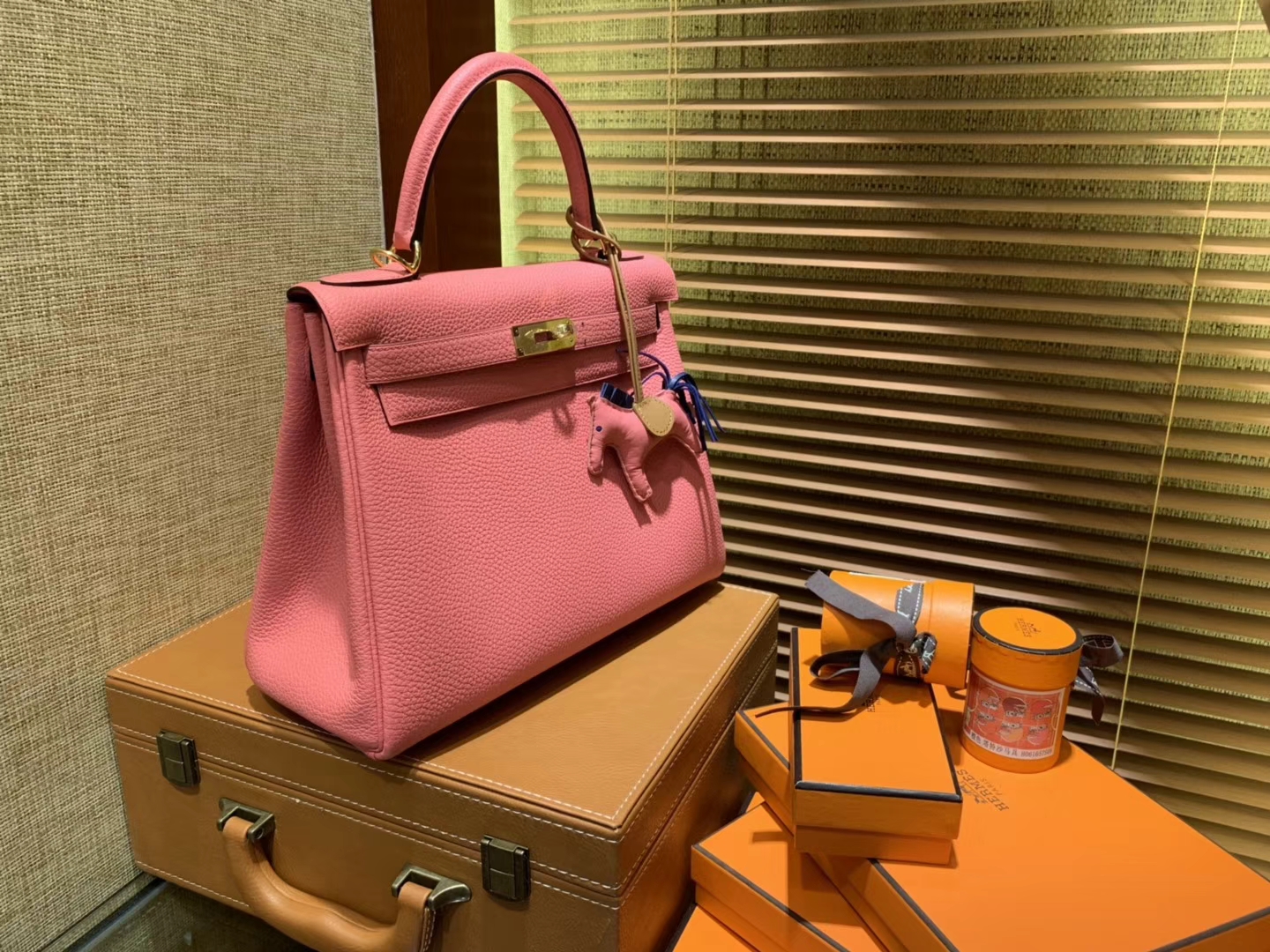 Hermès（爱马仕）Kelly凯莉包 togo小牛皮 唇膏粉 进口原料 原版蜜蜡线 金扣 28cm