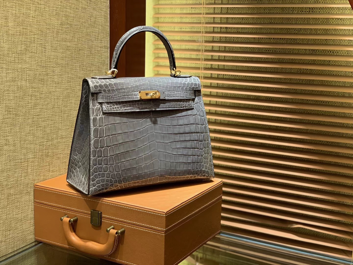 Hermès（爱马仕）Kelly 28cm 斑鸠灰 一级尼罗鳄鱼皮 顶级手缝工艺 金扣