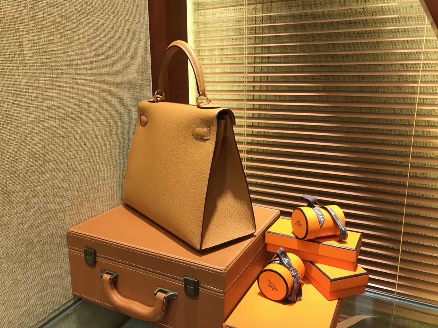 Hermès（爱马仕）Kelly凯莉包 掌纹小牛皮 太妃金 进口原料 原版蜜蜡线 顶级工艺 金扣 25cm