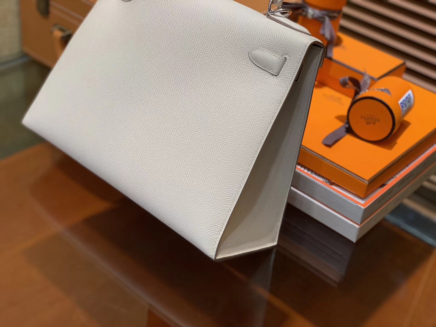 Hermès（爱马仕）Kelly凯莉包 掌纹小牛皮 奶昔白 进口原料 原版蜜蜡线 顶级工艺 银扣 28cm