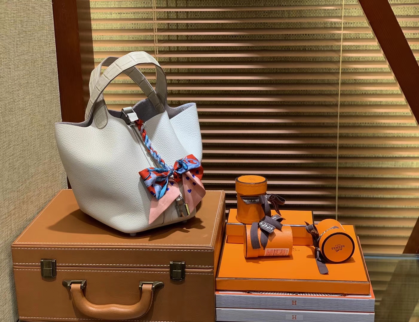 Hermès（爱马仕）Piction菜篮包 奶昔白 Togo牛皮 拼鳄鱼 进口原料 全手工缝制 银扣 22cm