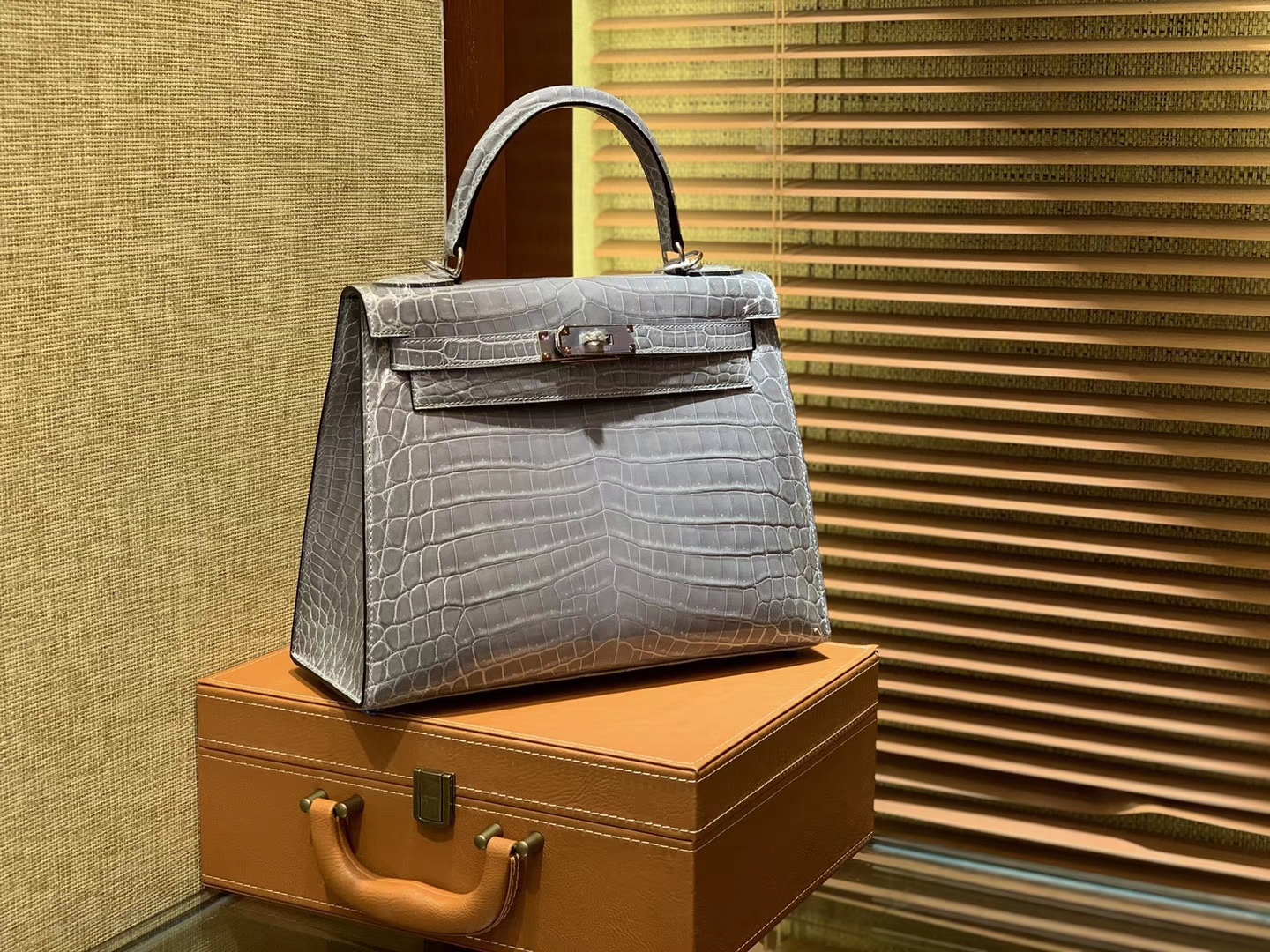 Hermès（爱马仕）Kelly 28cm 巴黎灰 一级尼罗鳄鱼皮 顶级手缝工艺 金扣