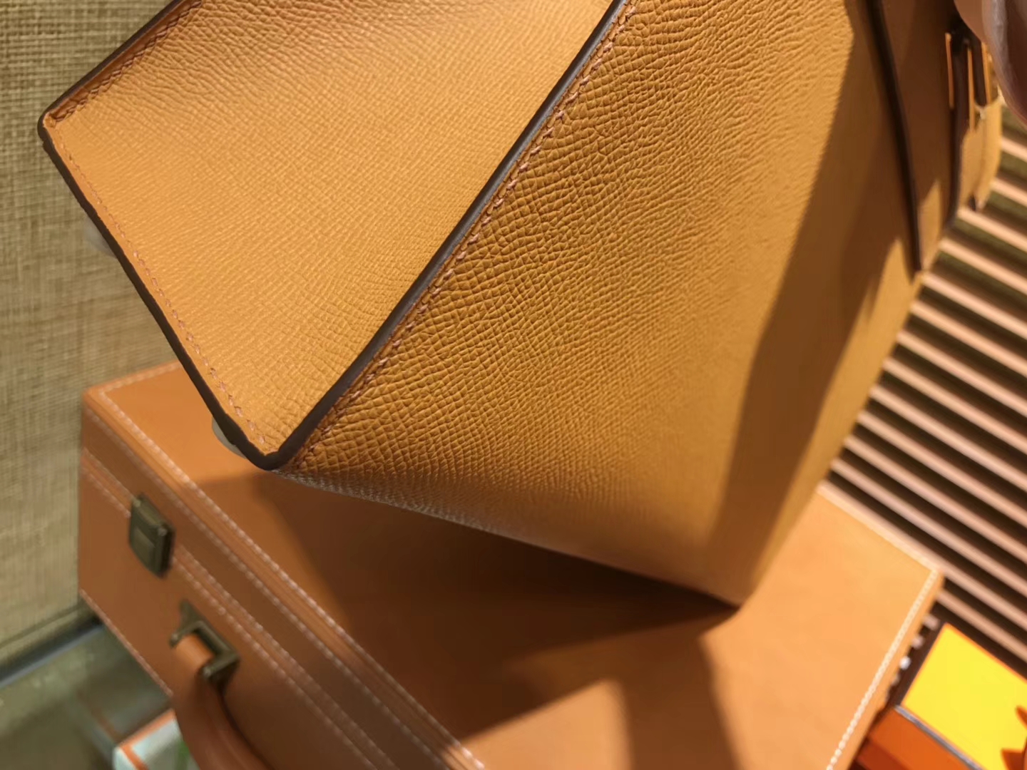 Hermès（爱马仕）Kelly凯莉包 掌纹小牛皮 太妃金 进口原料 原版蜜蜡线 顶级工艺 金扣 25cm