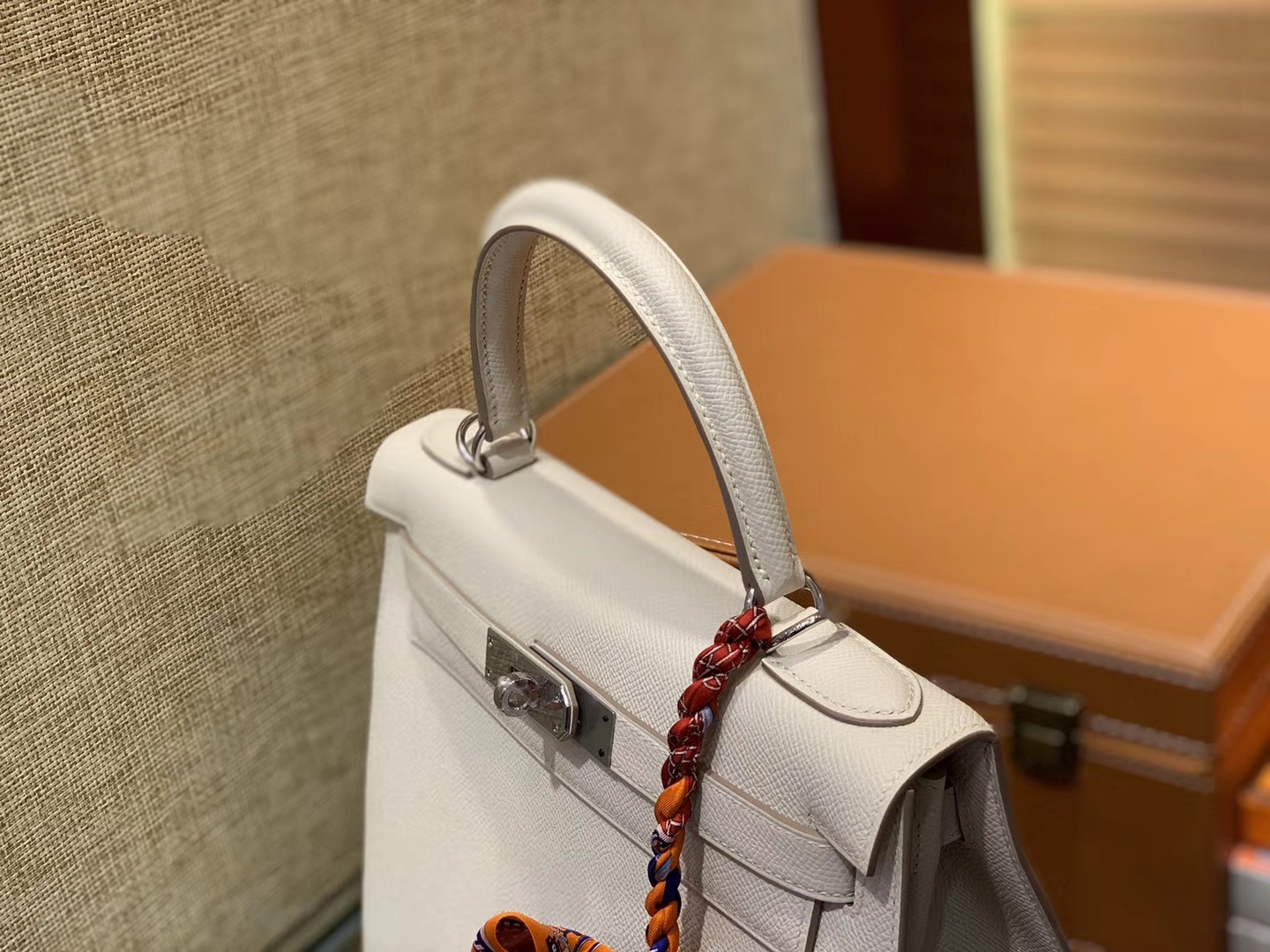 Hermès（爱马仕）Kelly凯莉包 掌纹小牛皮 奶昔白 进口原料 原版蜜蜡线 顶级工艺 银扣 28cm