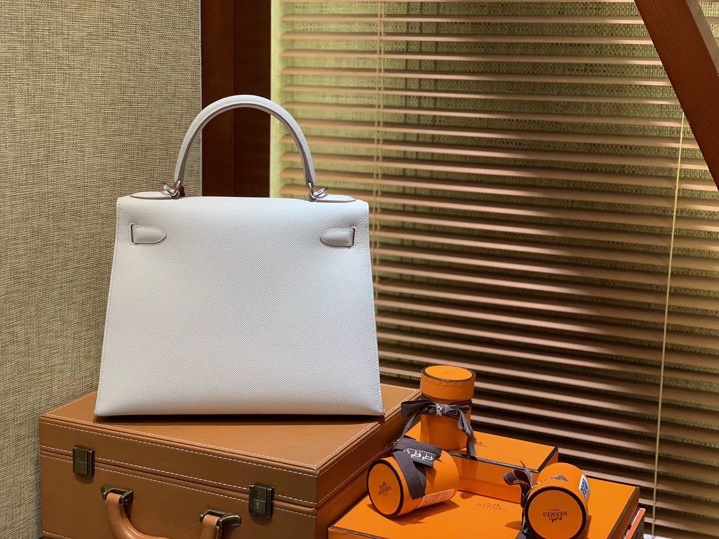 Hermès（爱马仕）Kelly凯莉包 掌纹小牛皮 奶昔白 进口原料 原版蜜蜡线 顶级工艺 银扣 28cm