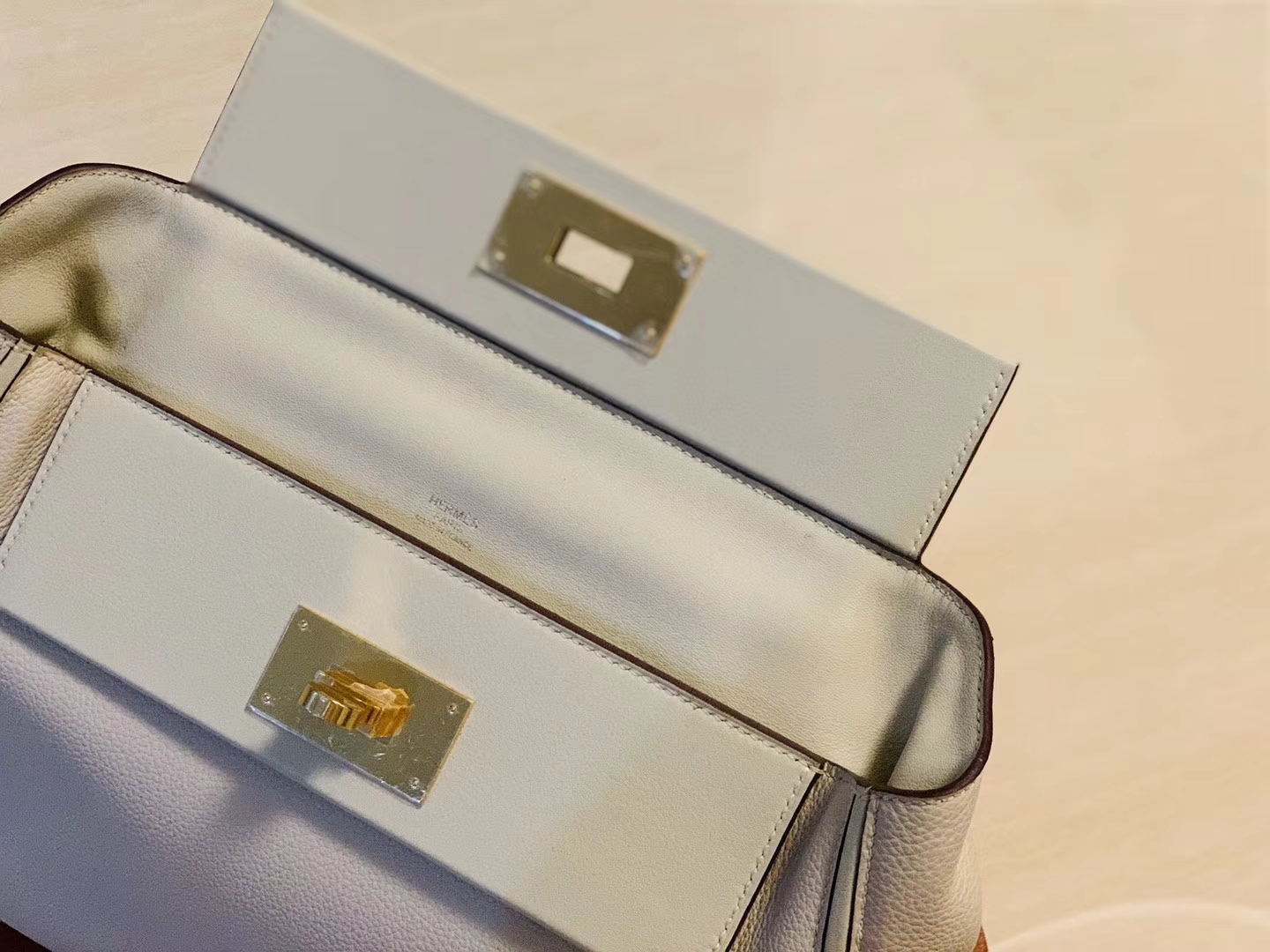 Hermès（爱马仕）Kelly-2424 奶昔白 原厂御用顶级小牛皮拼Swift皮 togo 金扣 29cm