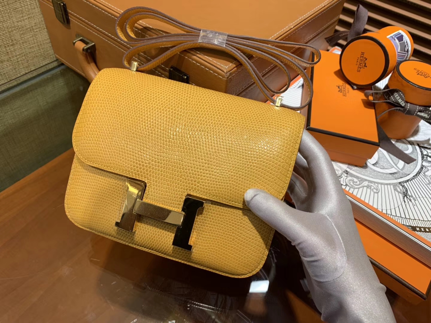Hermès（爱马仕）Constance 18cm 琥珀黄 蜥蜴皮 顶级手缝工艺 金扣