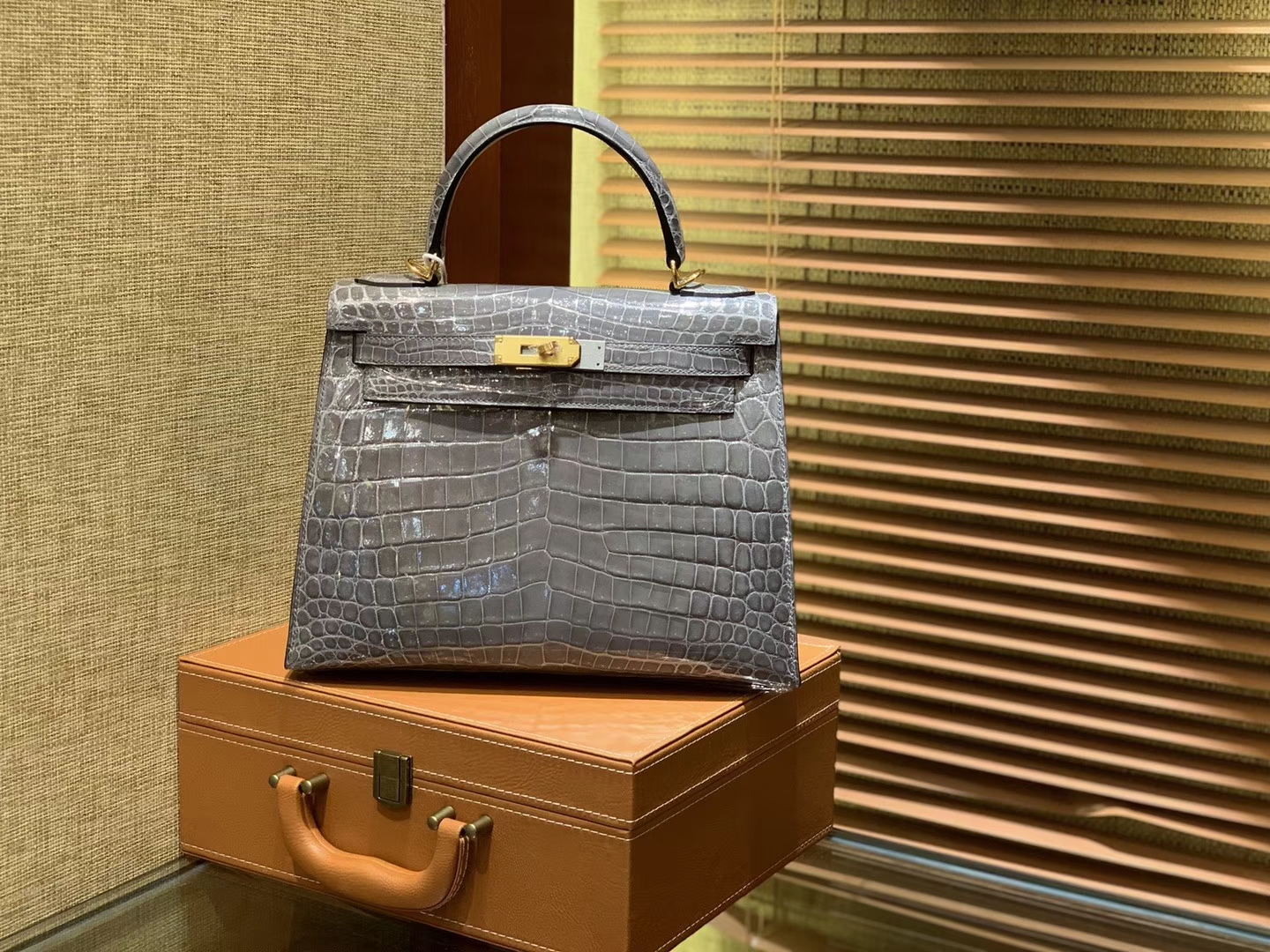 Hermès（爱马仕）Kelly 28cm 斑鸠灰 一级尼罗鳄鱼皮 顶级手缝工艺 金扣