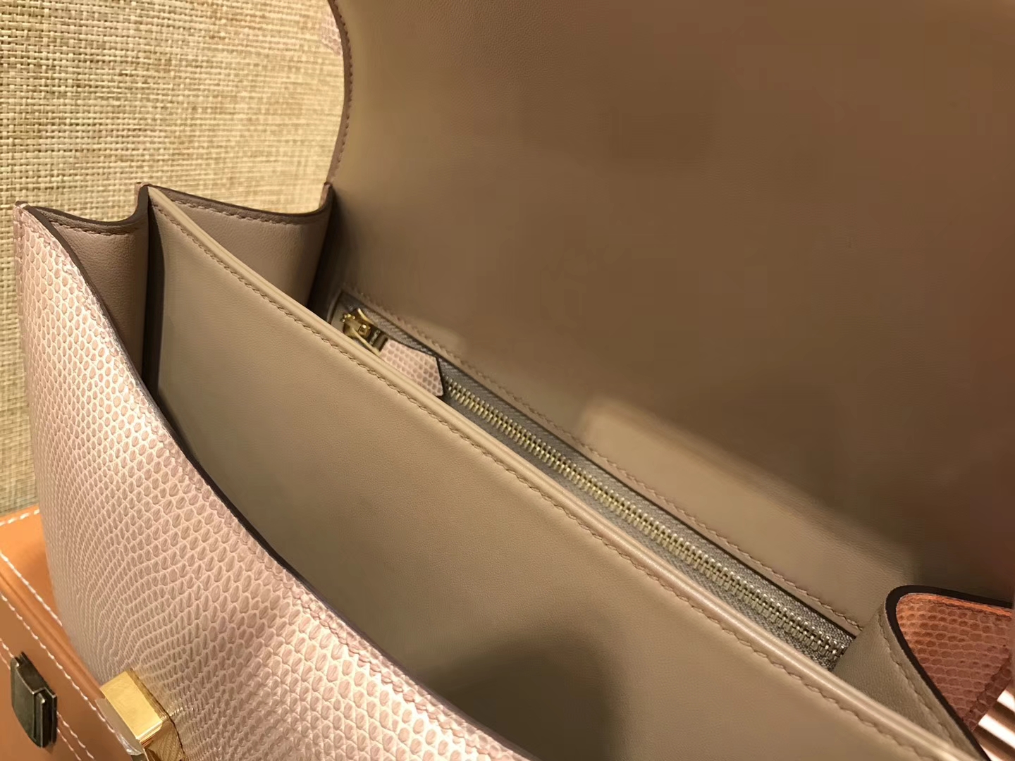 Hermès（爱马仕）Constance 23cm 裸粉色 蜥蜴皮 顶级手缝工艺 金扣