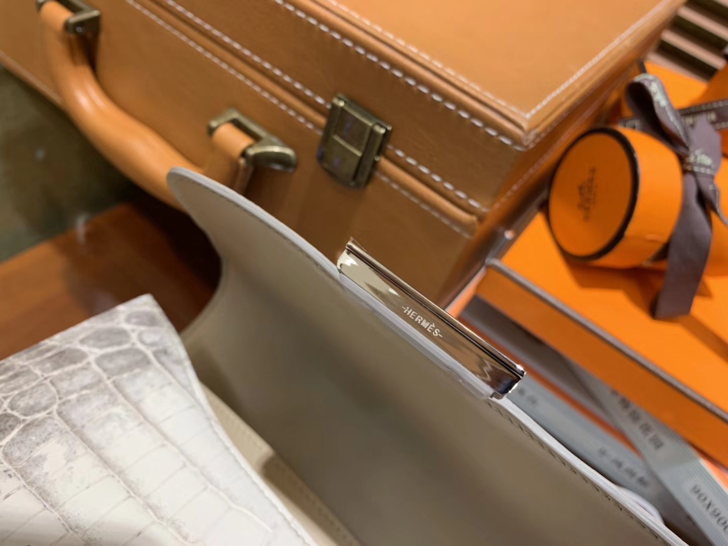 Hermès（爱马仕）Constance空姐包 喜马拉雅 一级尼罗雾面 鳄鱼皮 顶级全手工缝制 银扣 18cm
