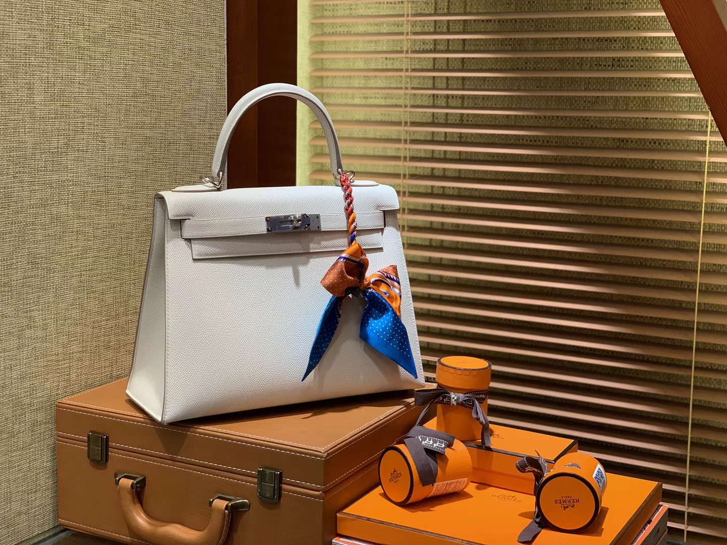 Hermès（爱马仕）Kelly凯莉包 掌纹小牛皮 奶昔白 进口原料 原版蜜蜡线 顶级工艺 银扣 28cm