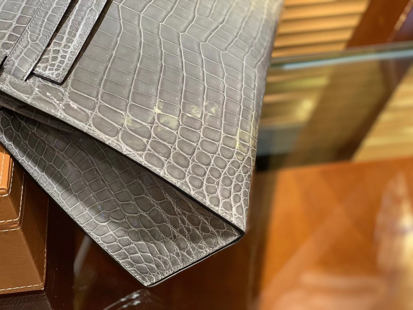 Hermès（爱马仕）Kelly 28cm 斑鸠灰 一级尼罗鳄鱼皮 顶级手缝工艺 金扣