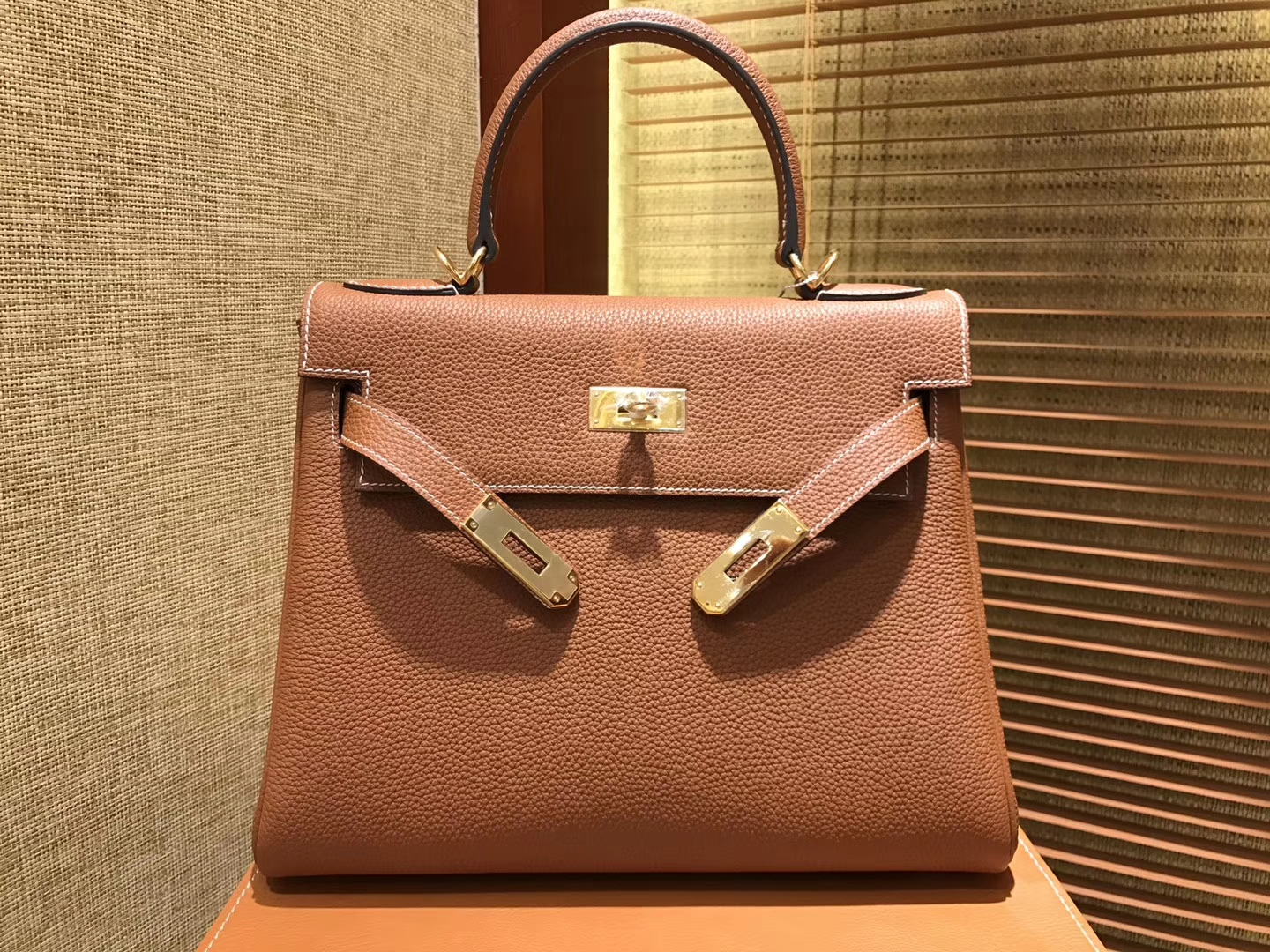 Hermès（爱马仕）Kelly凯莉包 togo小牛皮 金棕色 进口原料 原版蜜蜡线 金扣 28cm