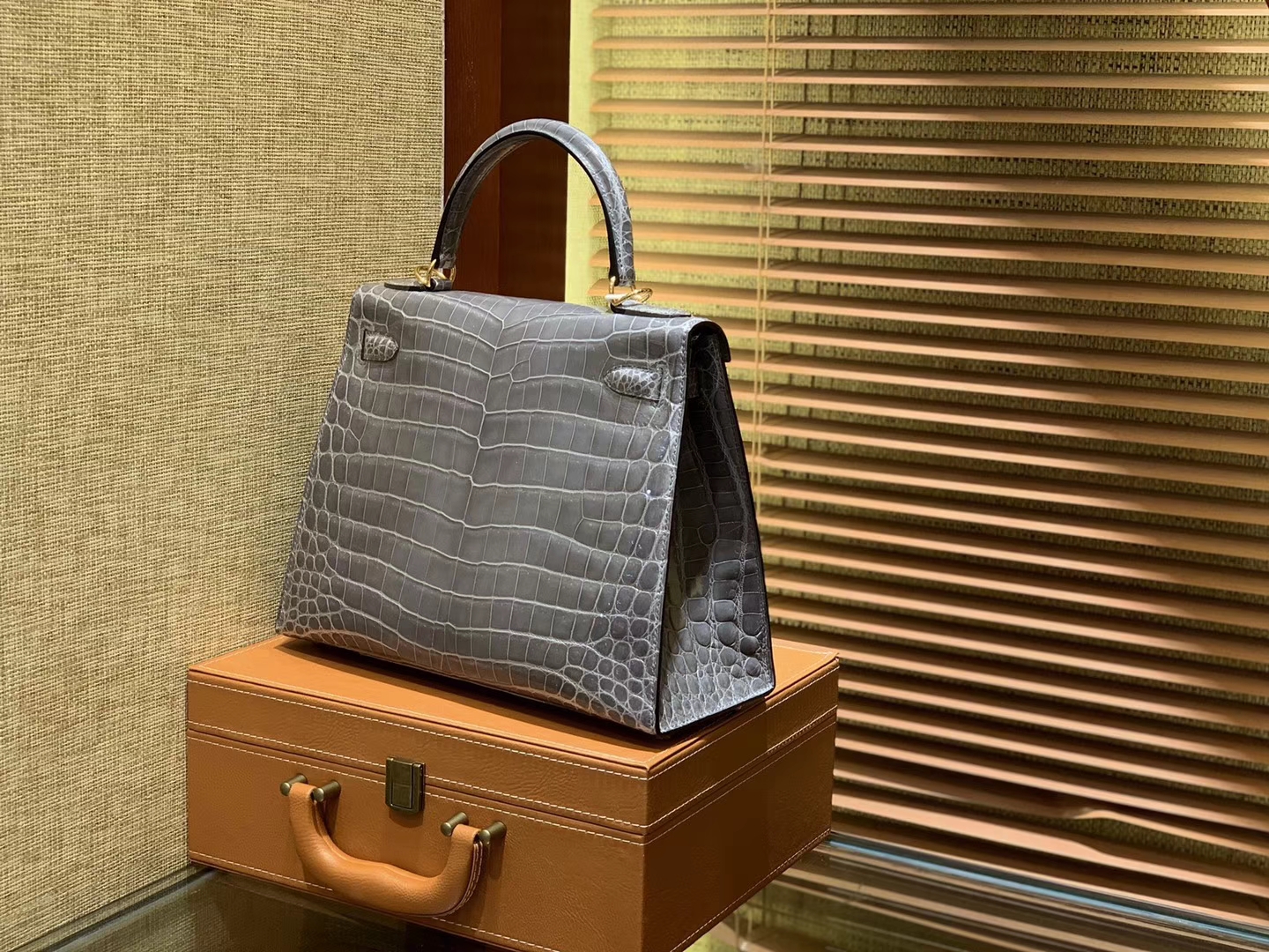 Hermès（爱马仕）Kelly 28cm 斑鸠灰 一级尼罗鳄鱼皮 顶级手缝工艺 金扣