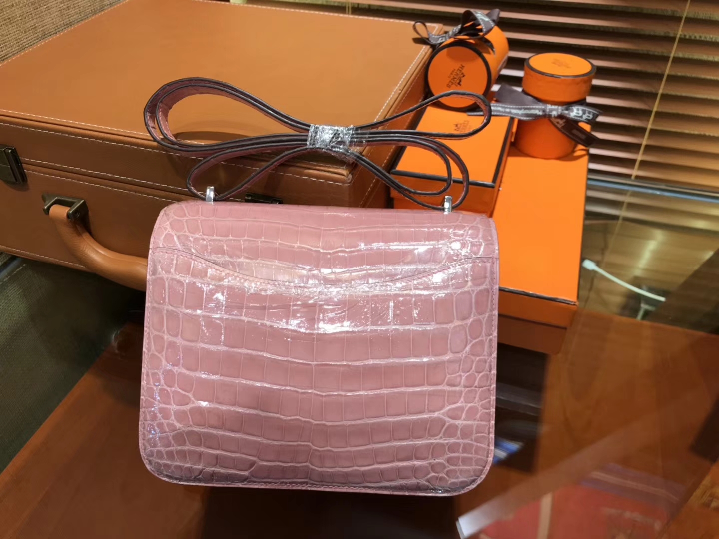 Hermès（爱马仕）Constance空姐包 陶瓷粉 一级 尼罗 鳄鱼皮 臻品级别 银扣 18cm