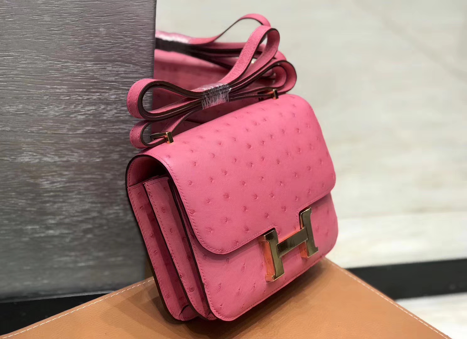 Hermès（爱马仕）Constance空姐包 樱花粉 南非进口鸵鸟皮 全手工缝制 18cm