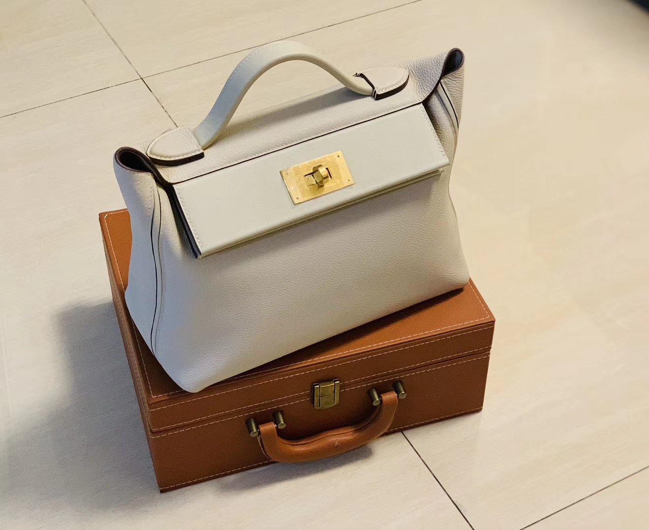 Hermès（爱马仕）Kelly-2424 奶昔白 原厂御用顶级小牛皮拼Swift皮 togo 金扣 29cm
