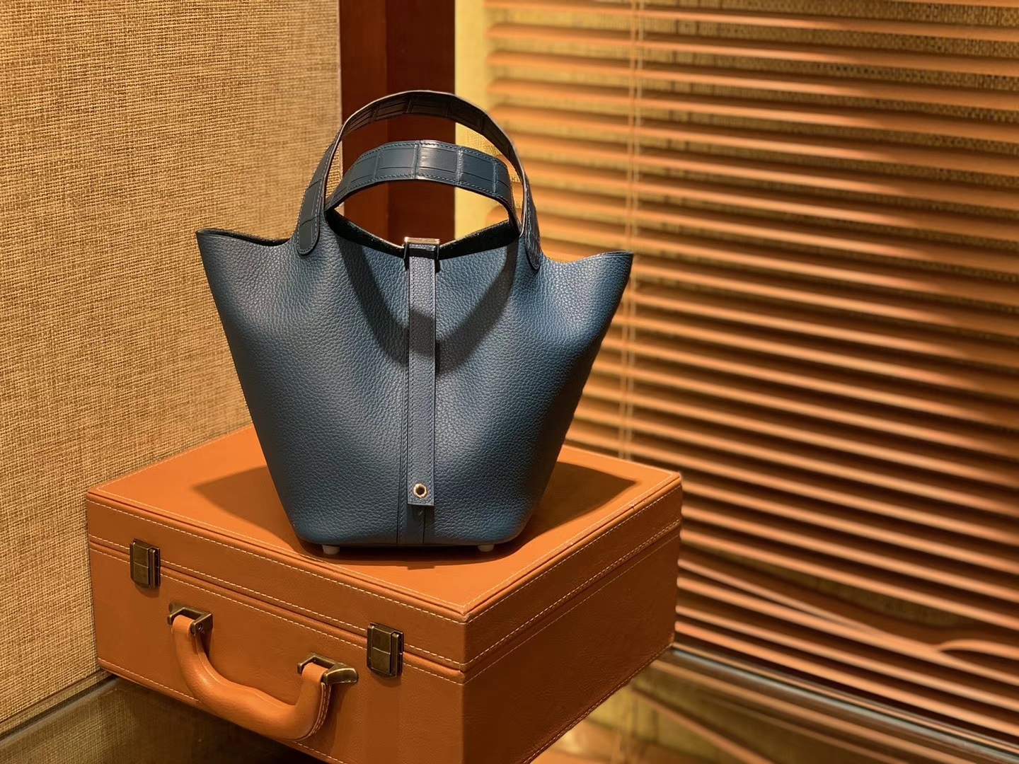 Hermès（爱马仕）Piction菜篮包 靛蓝色 Togo牛皮 拼鳄鱼 进口原料 全手工缝制 金扣 18cm