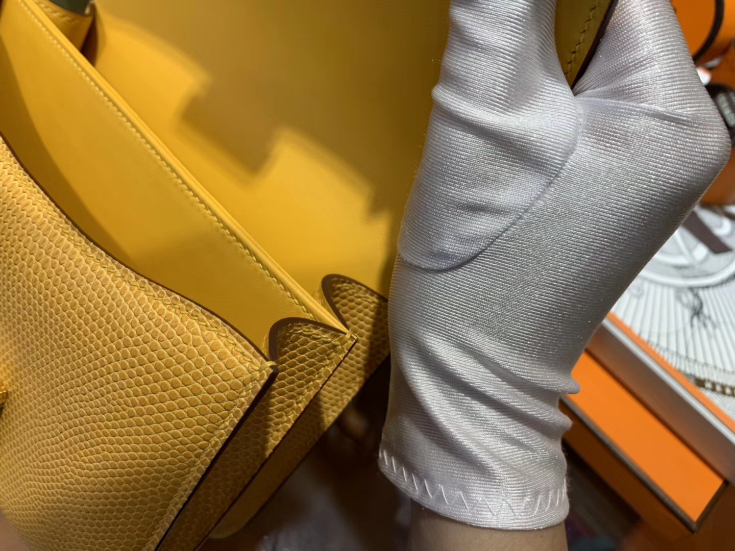 Hermès（爱马仕）Constance 18cm 琥珀黄 蜥蜴皮 顶级手缝工艺 金扣