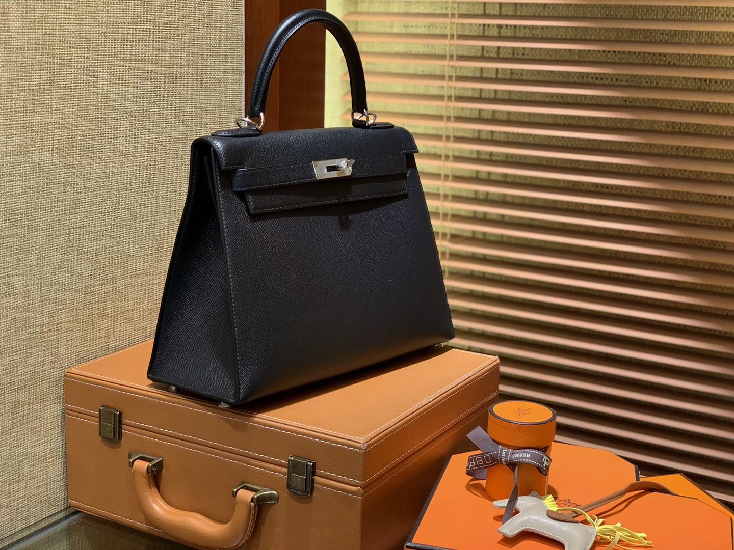 Hermès（爱马仕）Kelly凯莉包 掌纹小牛皮 经典黑 进口原料 原版蜜蜡线 顶级工艺 银扣 28cm