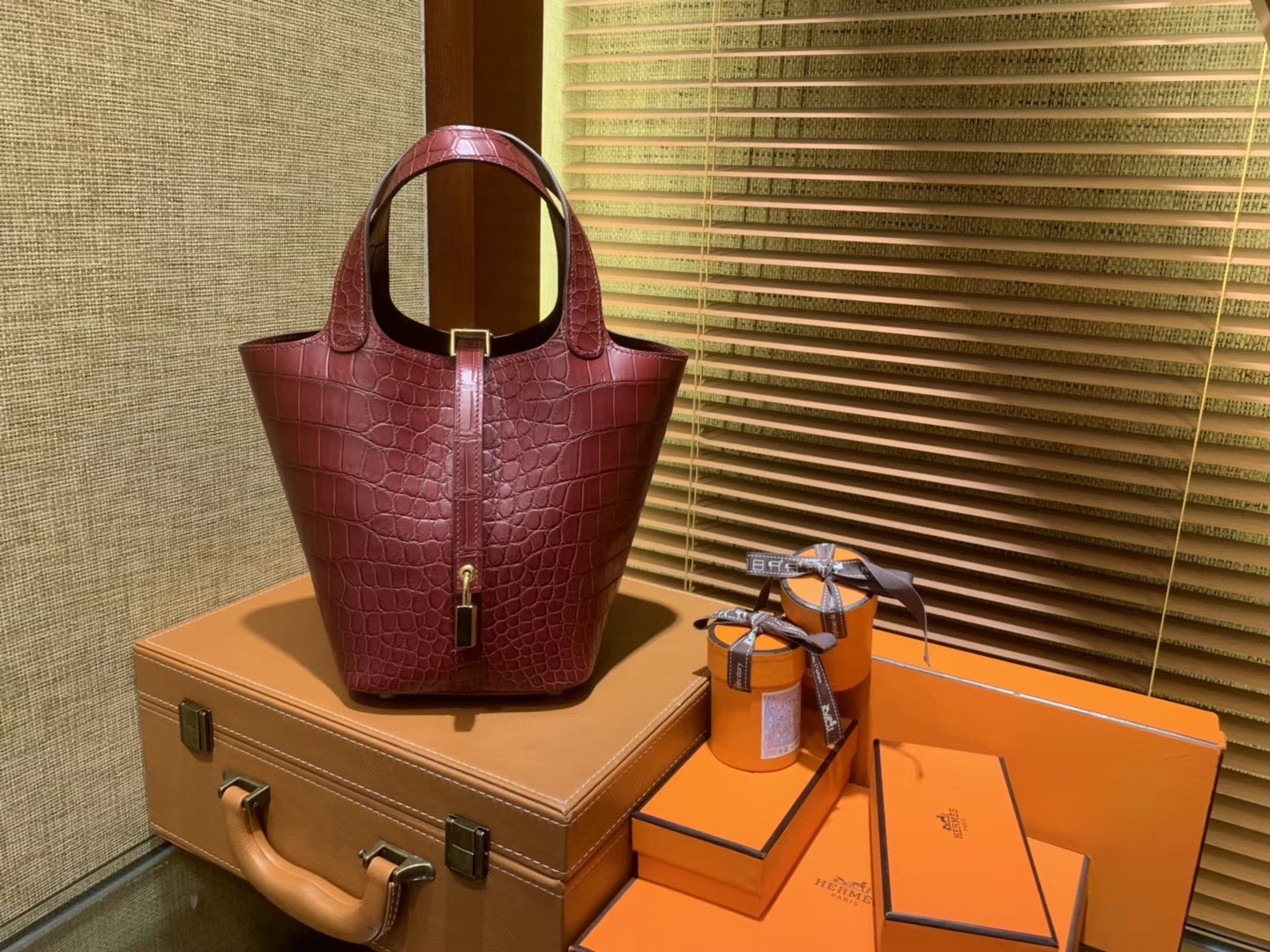 Hermès（爱马仕）Picotin 菜篮子 鳄鱼皮 石榴红 全手工缝制 18cm