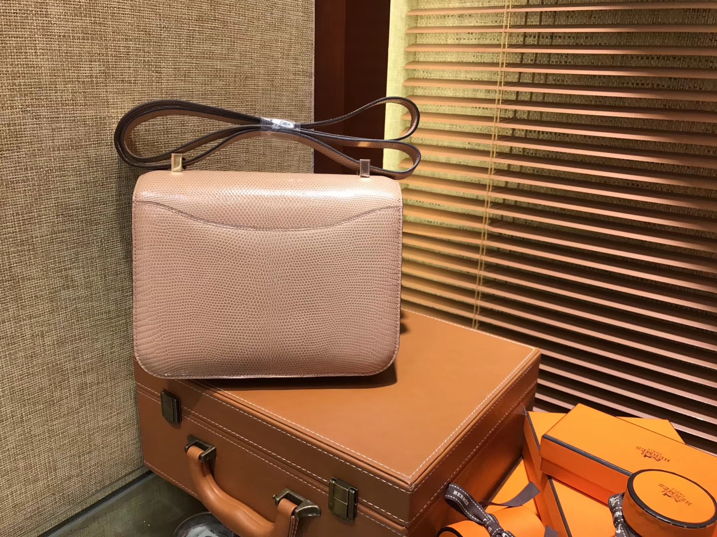 Hermès（爱马仕）Constance 23cm 裸粉色 蜥蜴皮 顶级手缝工艺 金扣