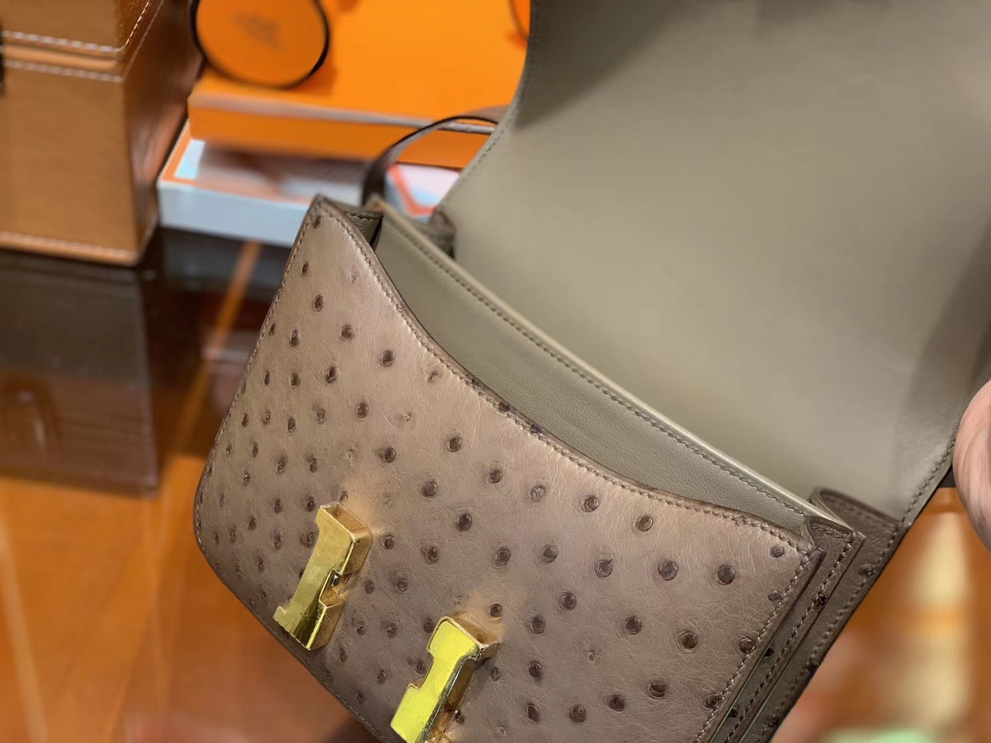 Hermès（爱马仕）Constance空姐包 巧克力 南非KK鸵鸟 顶级手缝工艺 金扣 18cm