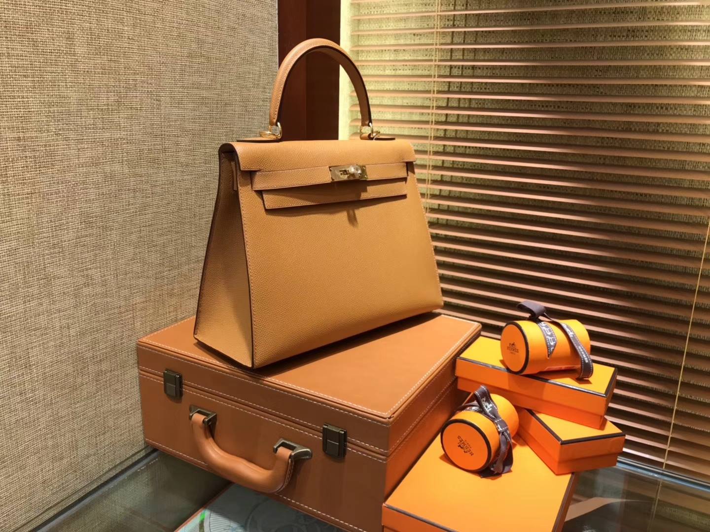 Hermès（爱马仕）Kelly凯莉包 掌纹小牛皮 太妃金 进口原料 原版蜜蜡线 顶级工艺 金扣 25cm