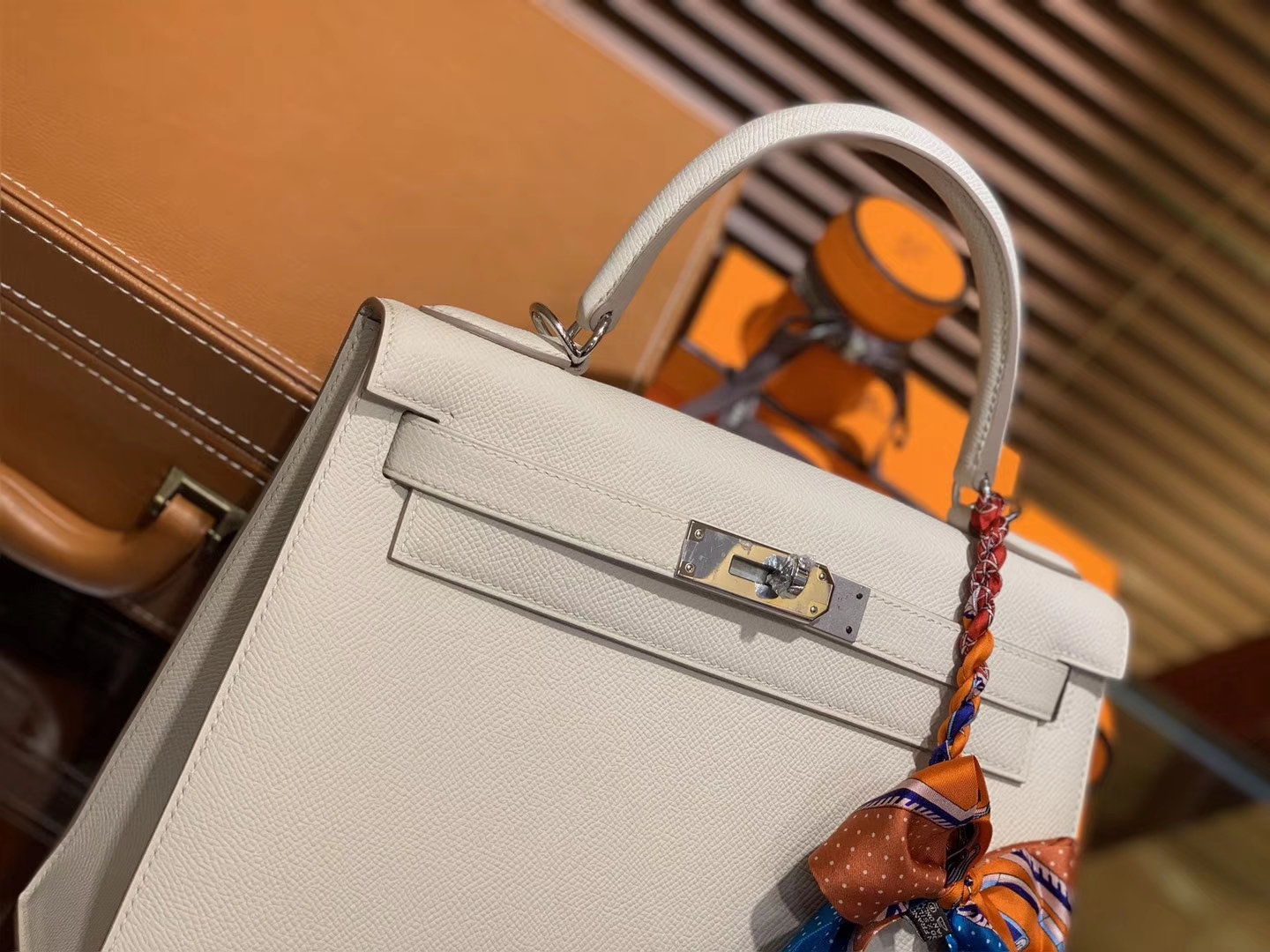 Hermès（爱马仕）Kelly凯莉包 掌纹小牛皮 奶昔白 进口原料 原版蜜蜡线 顶级工艺 银扣 28cm