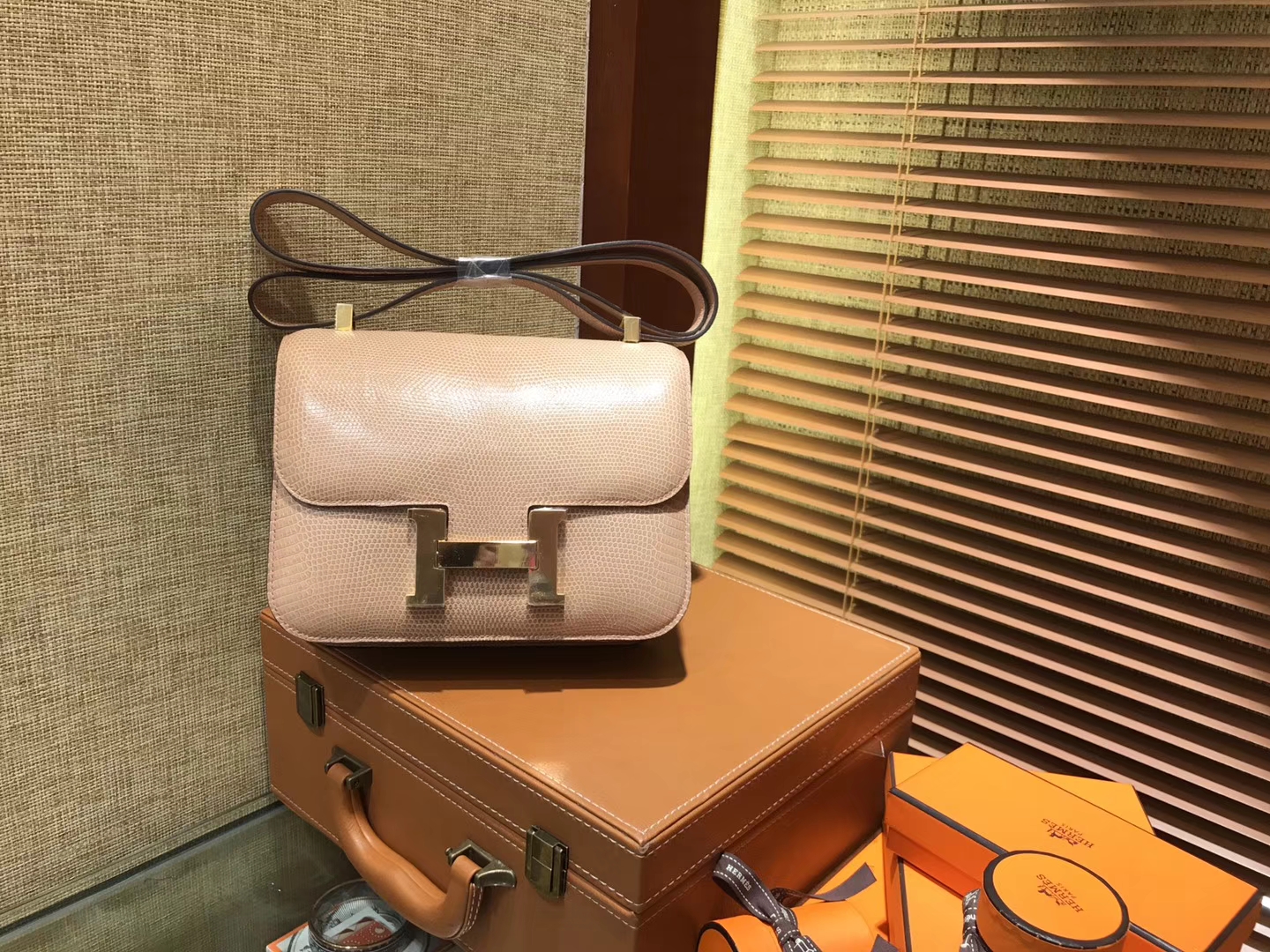 Hermès（爱马仕）Constance 23cm 裸粉色 蜥蜴皮 顶级手缝工艺 金扣
