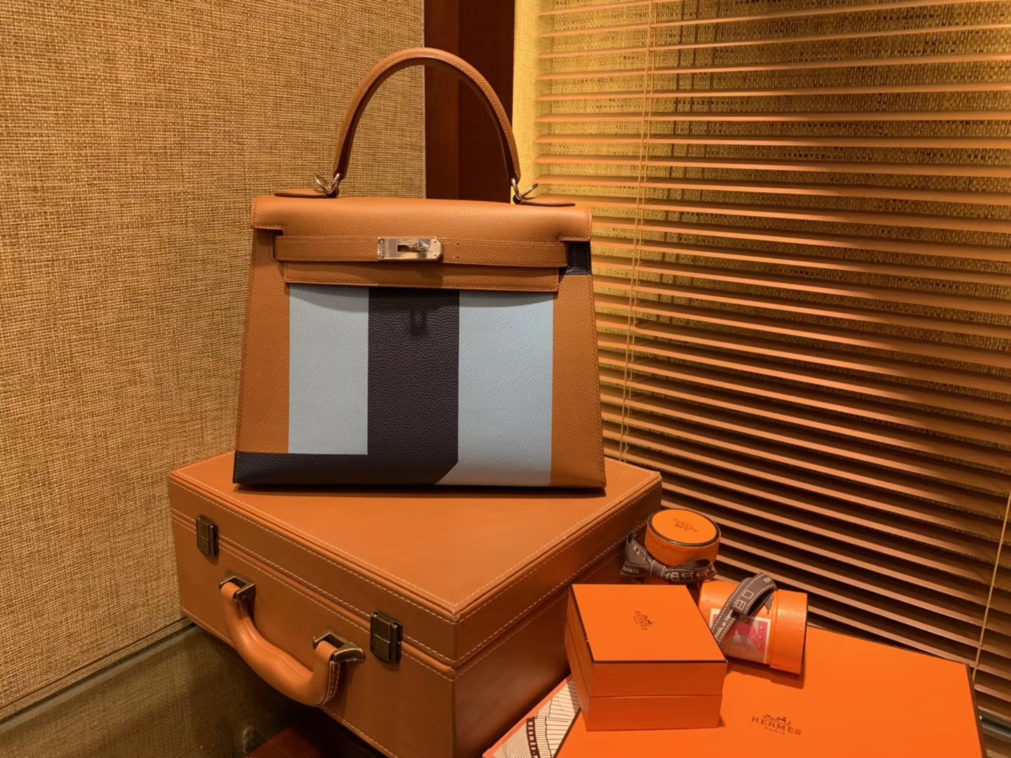Hermès（爱马仕）Kelly凯莉包 掌纹小牛皮 字母包 金棕色+浅蓝色+啡色 进口原料 原版蜜蜡线 28cm
