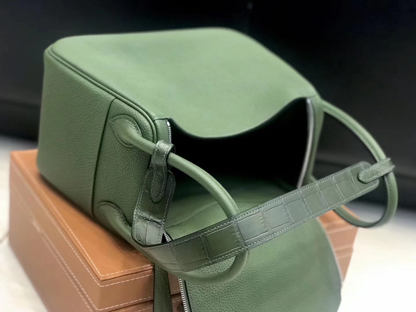 Hermès（爱马仕）Lindy琳迪包 丛林绿 德国进口togo牛皮拼鳄鱼皮 蜡线全手工缝制 26cm