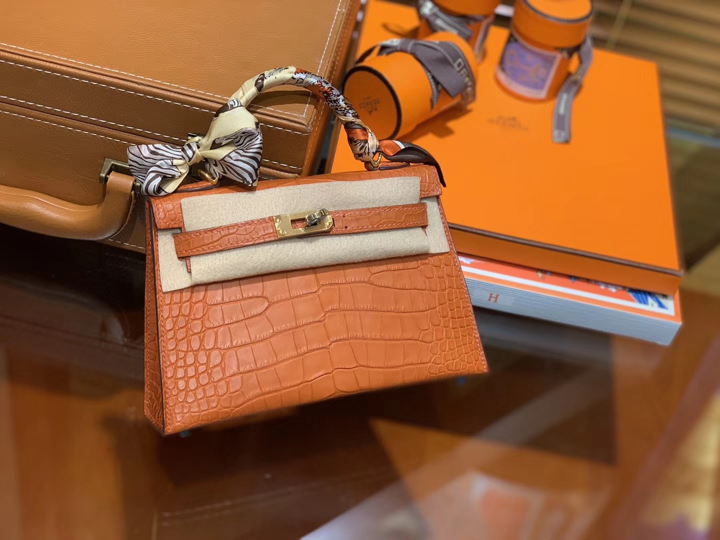 Hermès（爱马仕）Mini Kelly 深橙色 一级美洲鳄鱼皮 全手工缝制 臻品级别 金扣 19cm (迷你2代)
