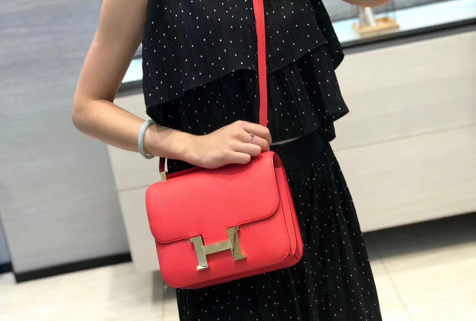Hermès（爱马仕）Constance 空姐包 西瓜红 掌纹牛皮 金扣 23cm