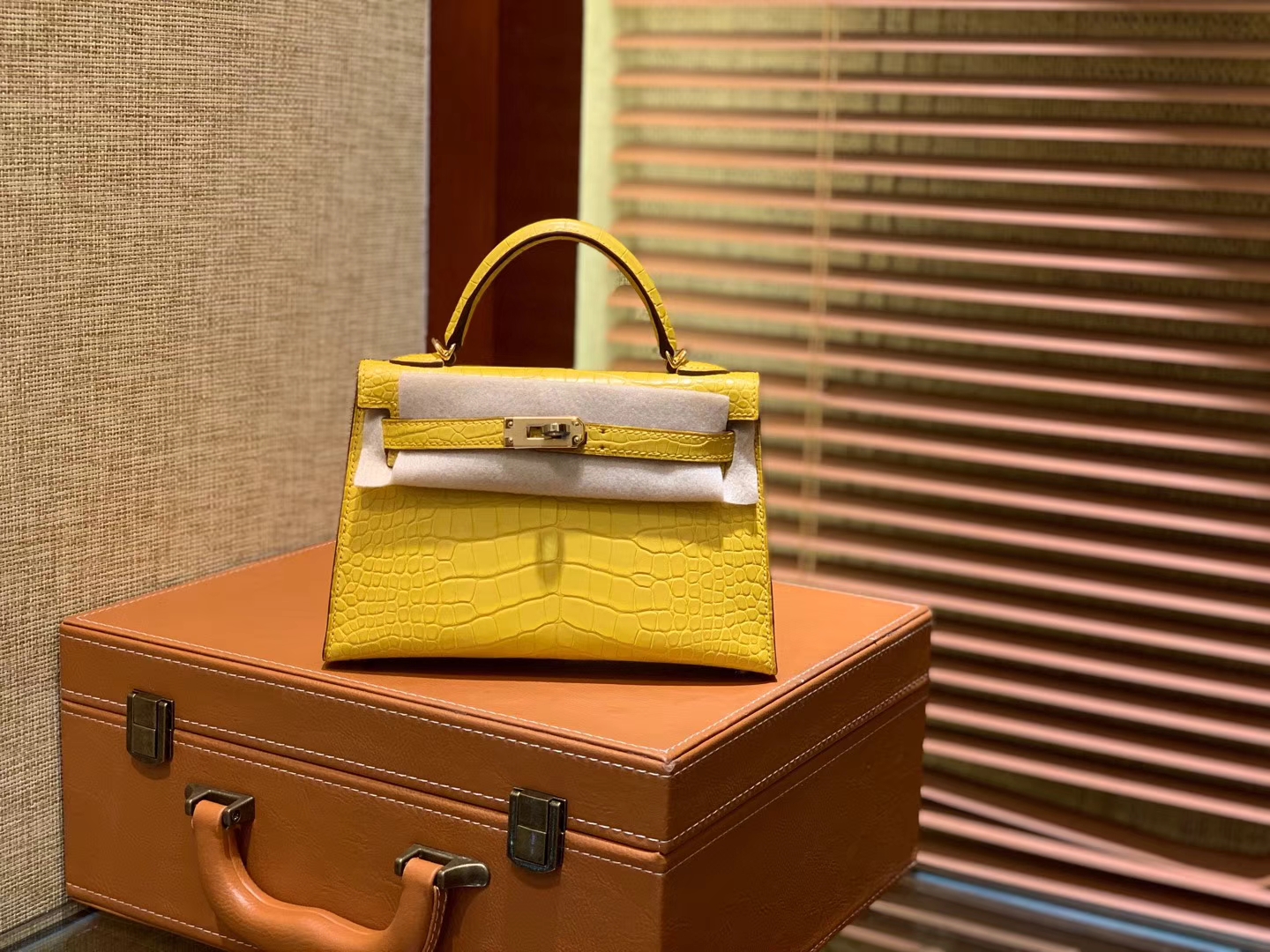Hermès（爱马仕）Mini Kelly 迷你凯莉 柠檬黄 一级美洲鳄鱼皮 全手工缝制 臻品级别 金扣 19cm 2代