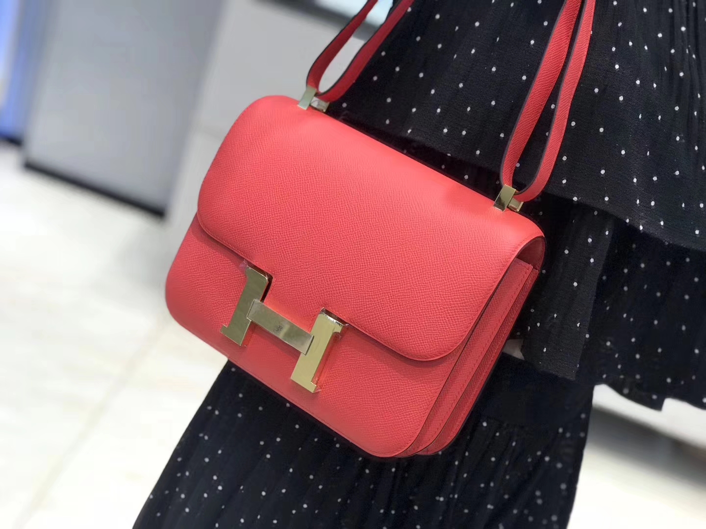 Hermès（爱马仕）Constance 空姐包 西瓜红 掌纹牛皮 金扣 23cm