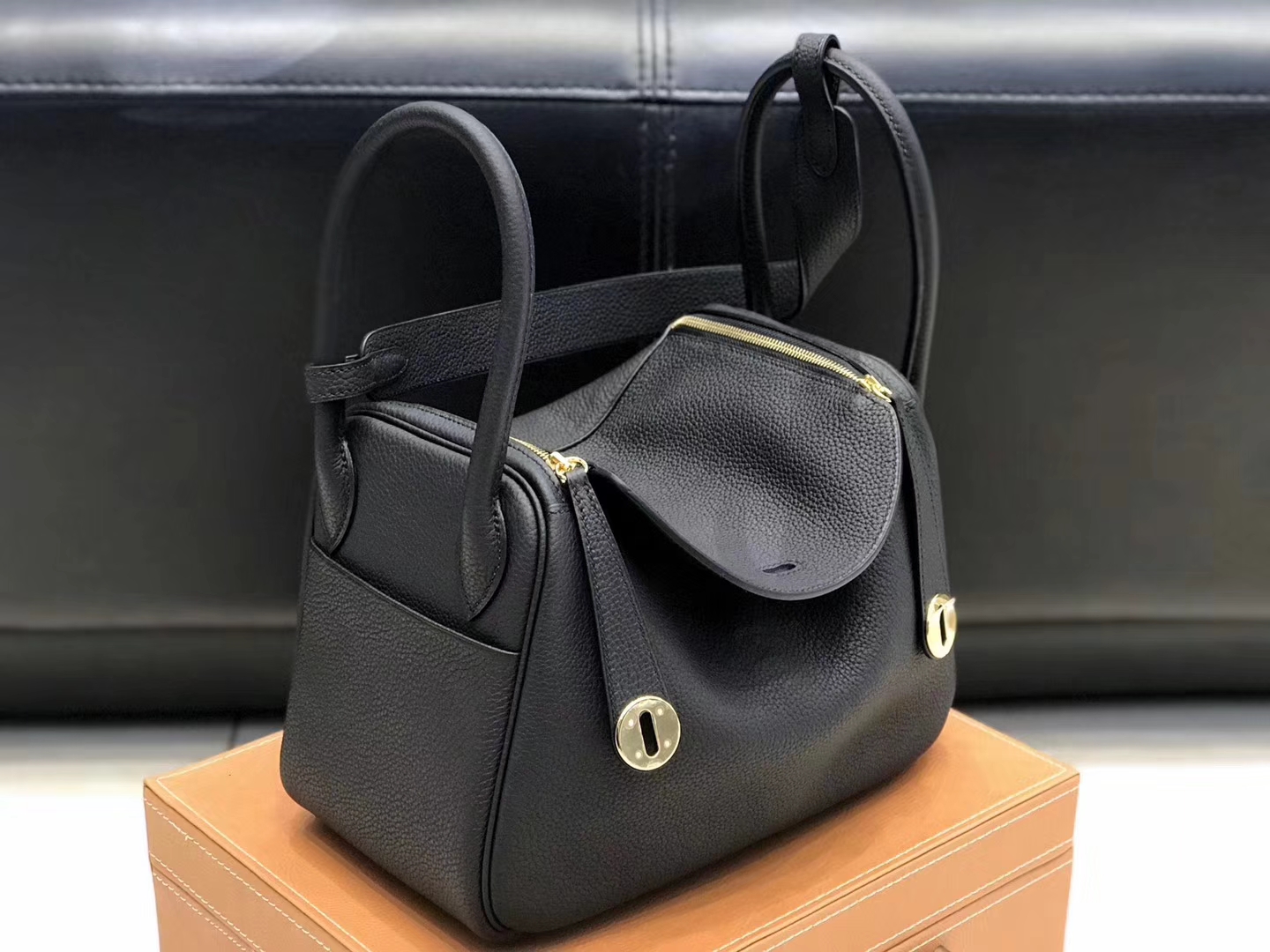 Hermès（爱马仕）Lindy琳迪包 经典黑金 德国进口togo牛皮 蜡线全手工缝制 26cm