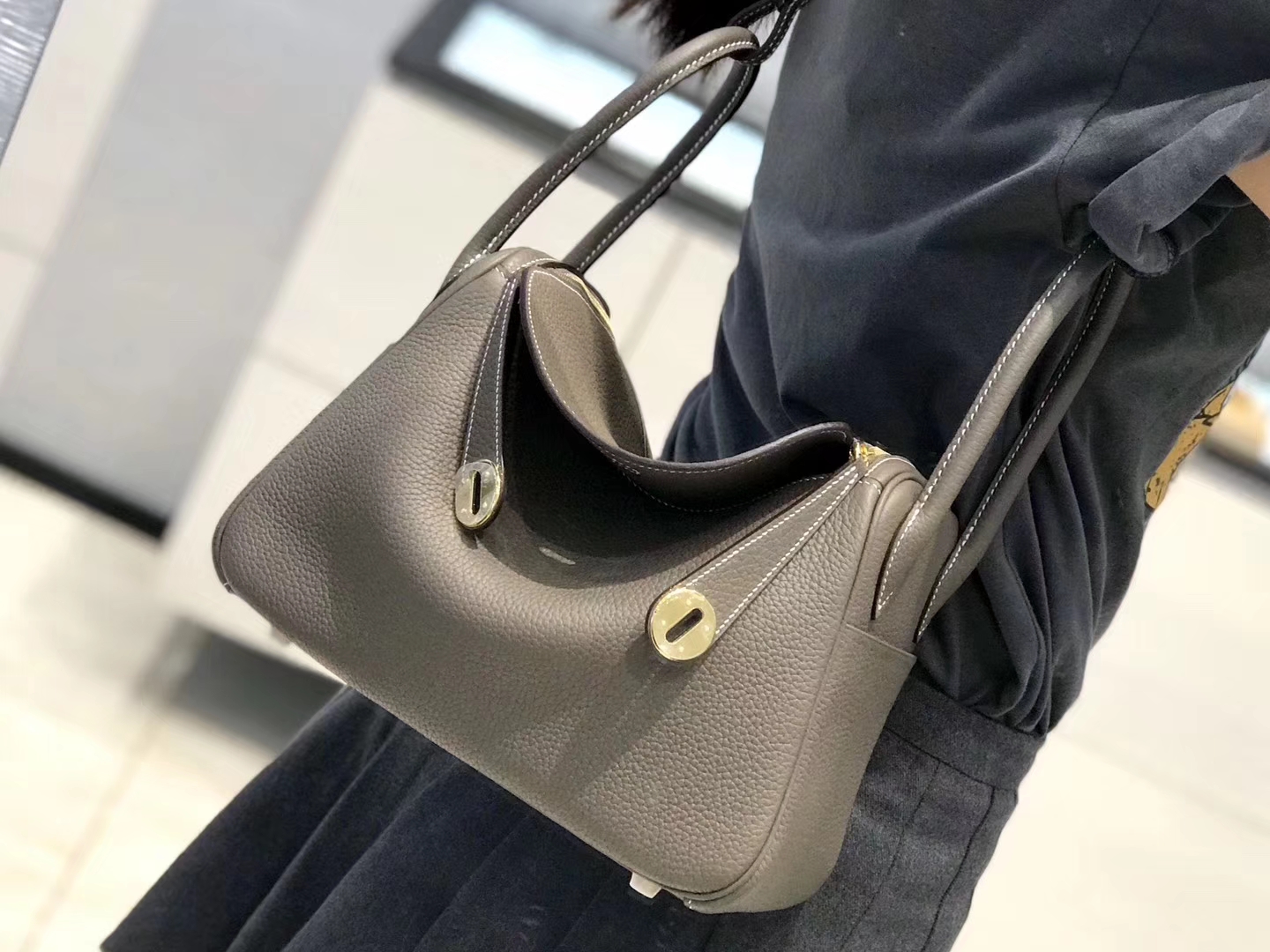 Hermès（爱马仕）Lindy琳迪包 大象灰 德国进口togo牛皮 蜡线全手工缝制 26cm