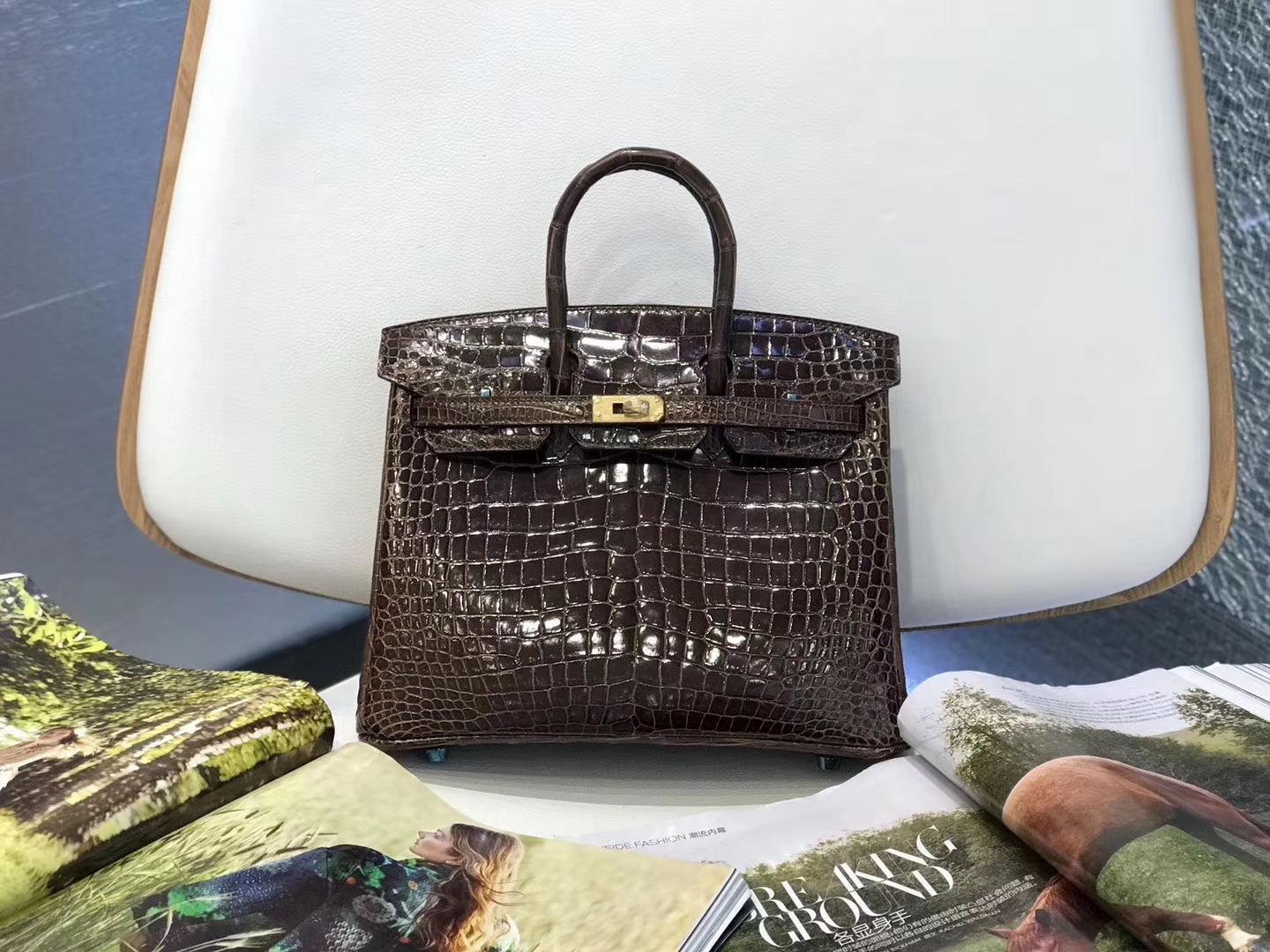 Hermès（爱马仕）Birkin铂金包 深咖啡色 亮面鳄鱼 金扣 25cm