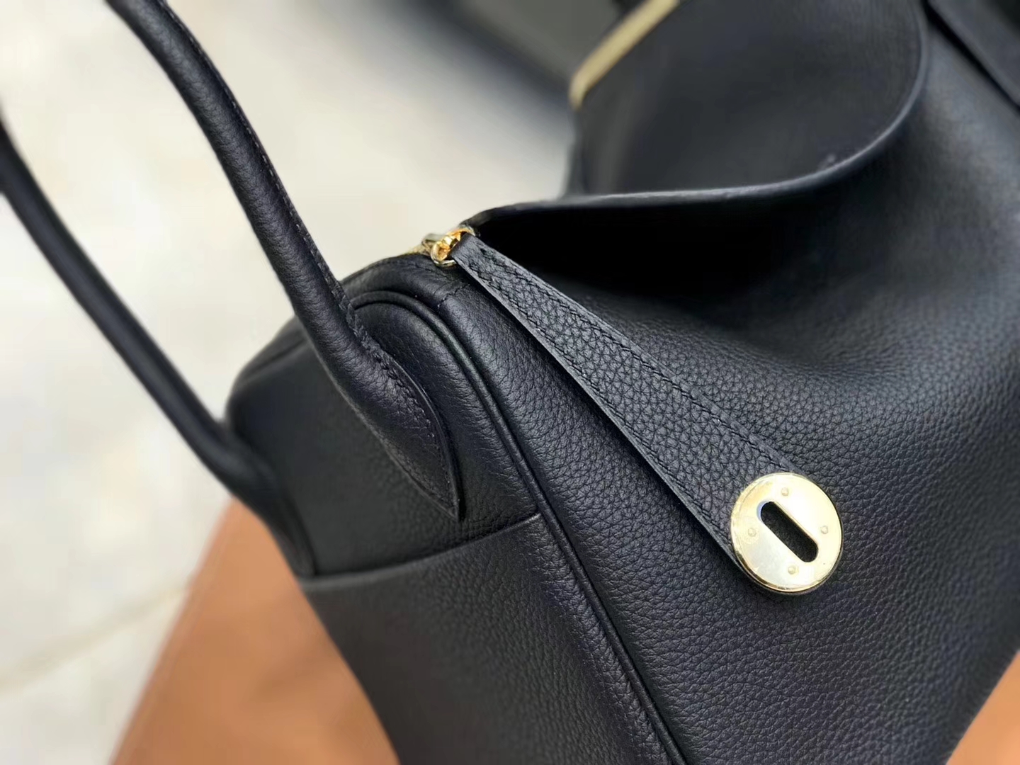 Hermès（爱马仕）Lindy琳迪包 经典黑金 德国进口togo牛皮 蜡线全手工缝制 26cm