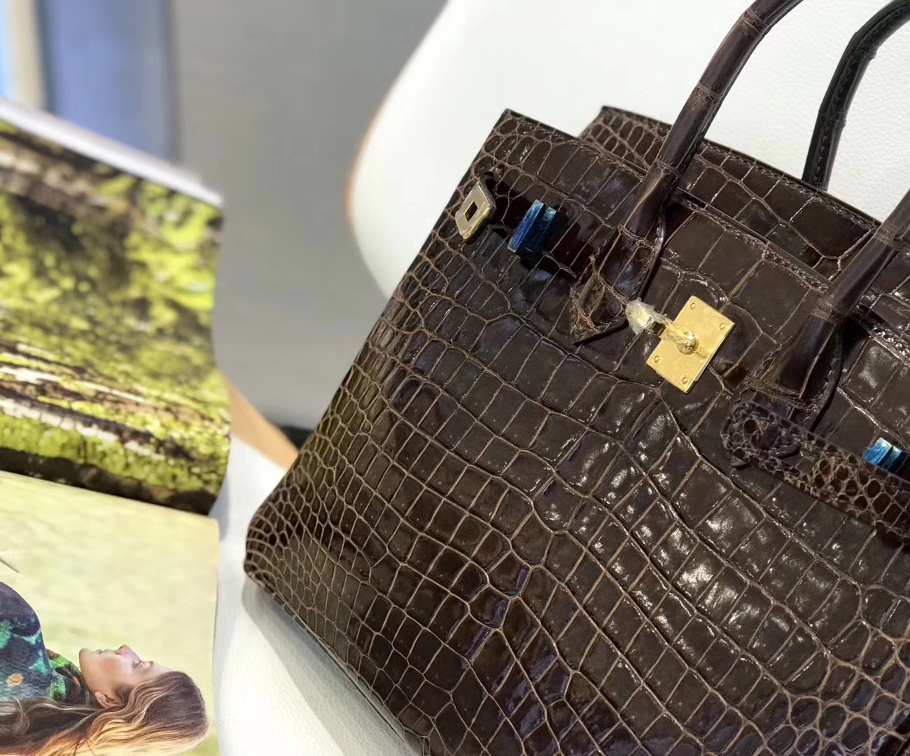 Hermès（爱马仕）Birkin铂金包 深咖啡色 亮面鳄鱼 金扣 25cm