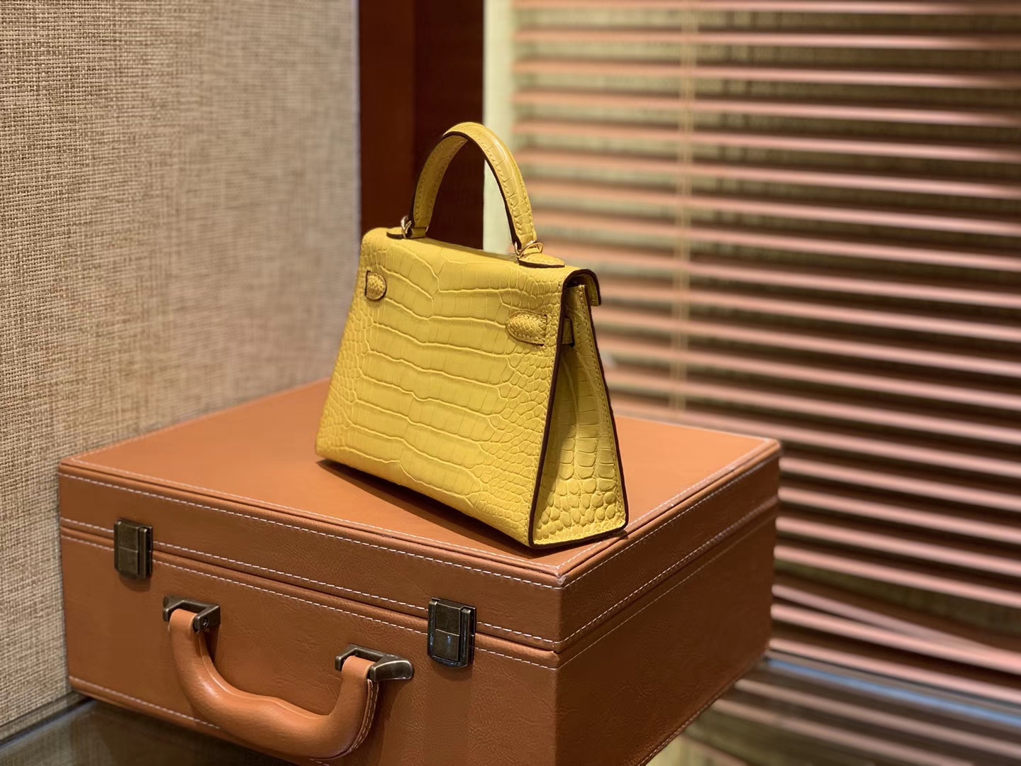 Hermès（爱马仕）Mini Kelly 迷你凯莉 柠檬黄 一级美洲鳄鱼皮 全手工缝制 臻品级别 金扣 19cm 2代
