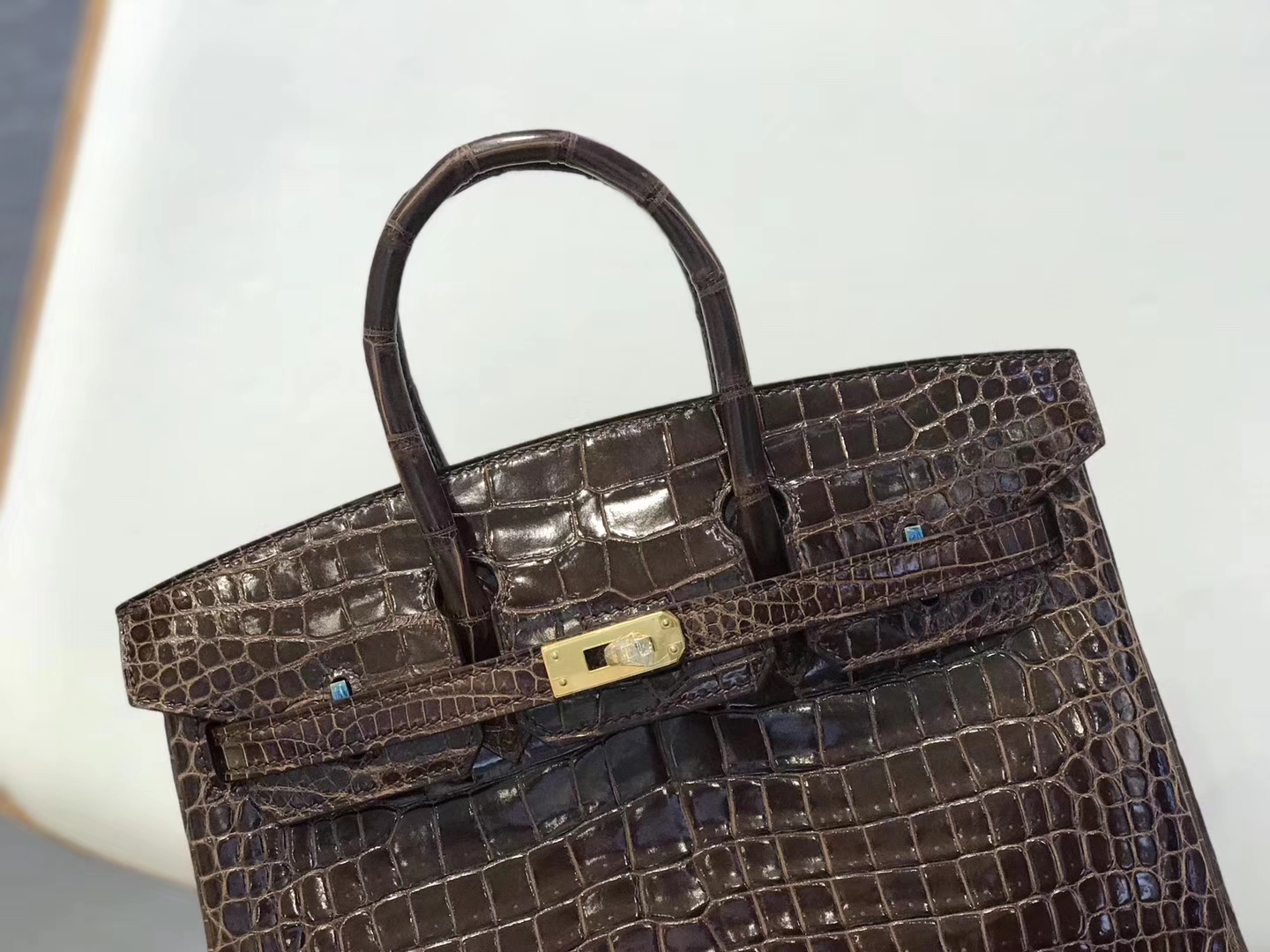 Hermès（爱马仕）Birkin铂金包 深咖啡色 亮面鳄鱼 金扣 25cm