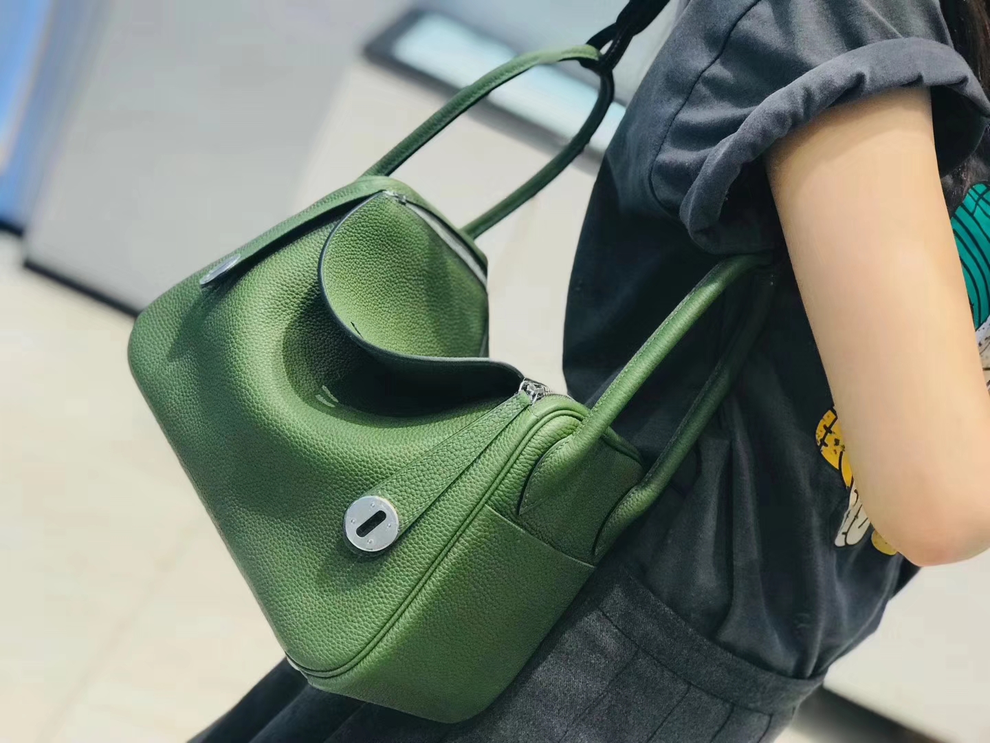 Hermès（爱马仕）Lindy琳迪包 丛林绿 德国进口togo牛皮拼鳄鱼皮 蜡线全手工缝制 26cm